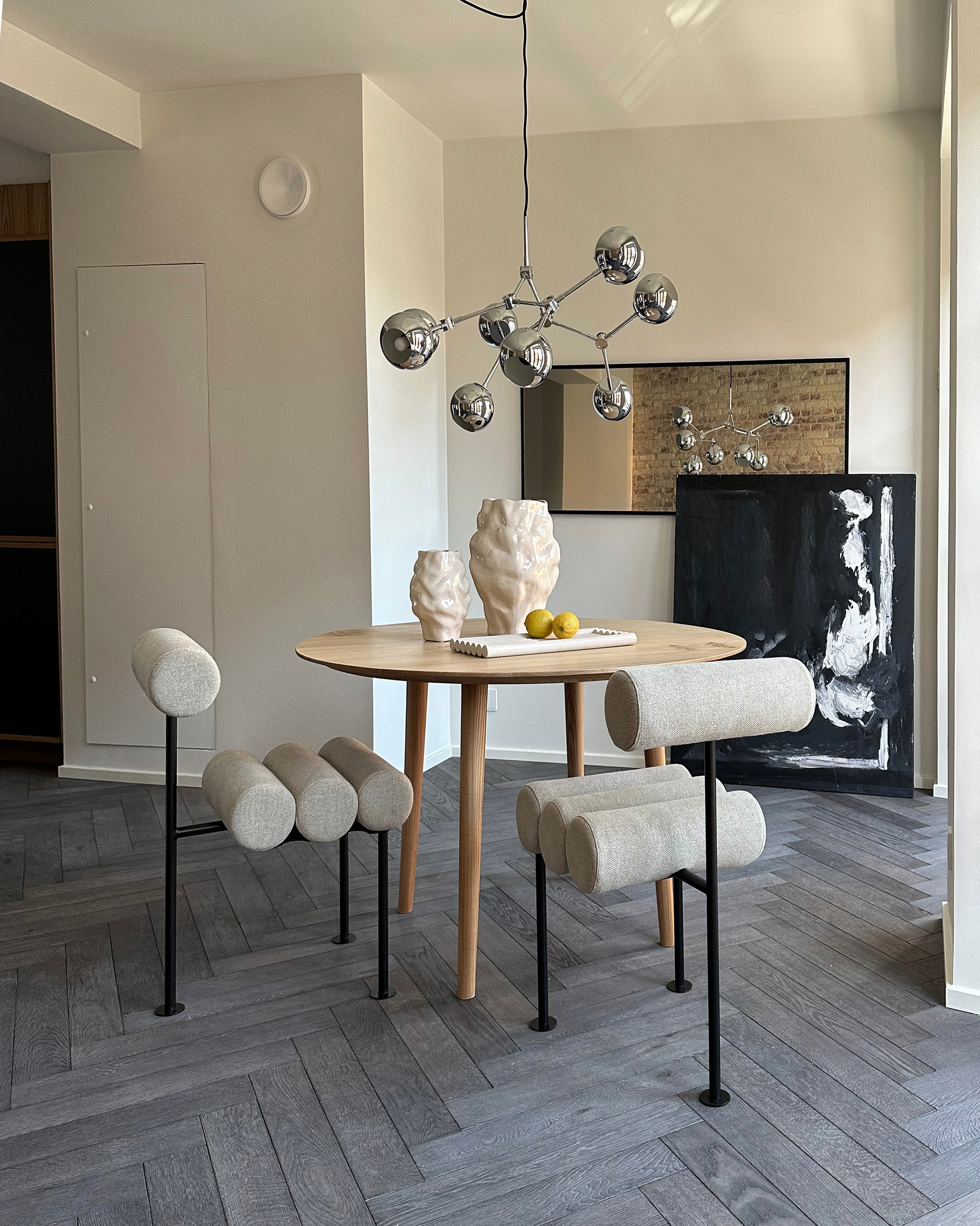 Stuhl HIRO beige mit schwarzem Gestell