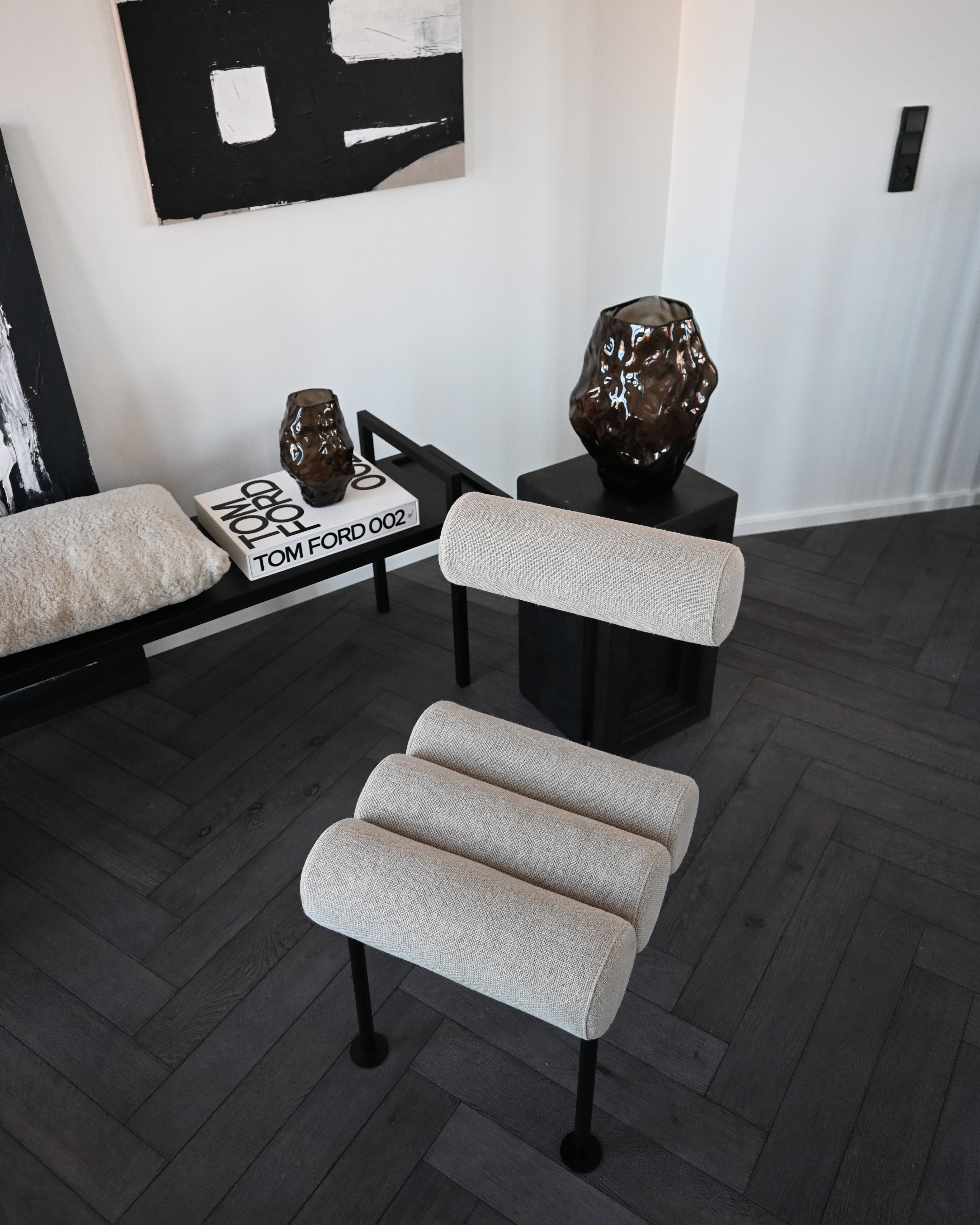 Stuhl HIRO beige mit schwarzem Gestell