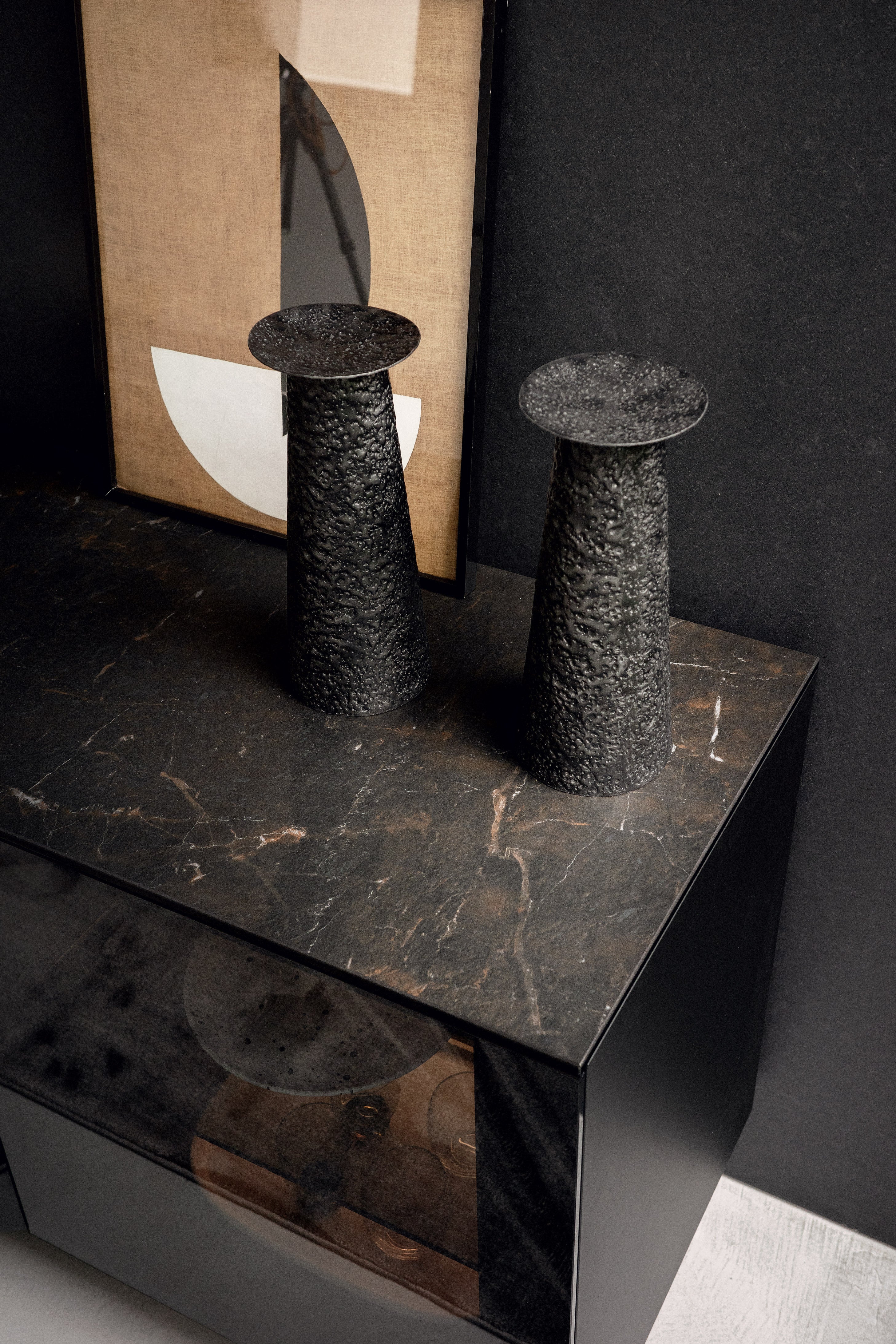 UNIVERSAL Glaskommode mit Beleuchtung, schwarz matt und braune Keramik