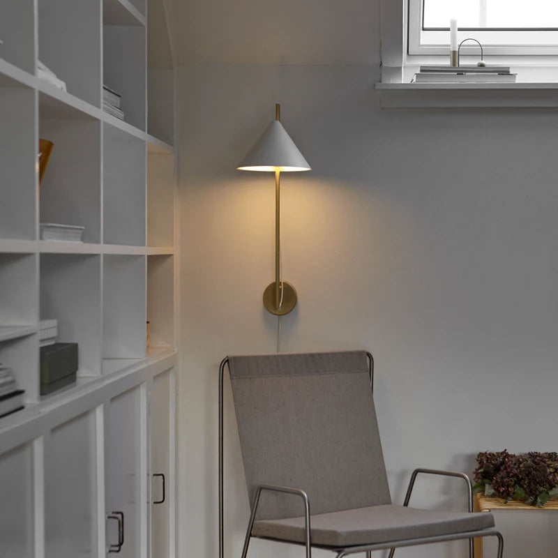 YUH wall lamp white with brass base