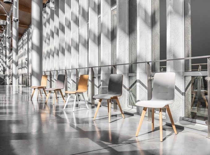 CLEO A-1603 Stuhl mit Holzgestell