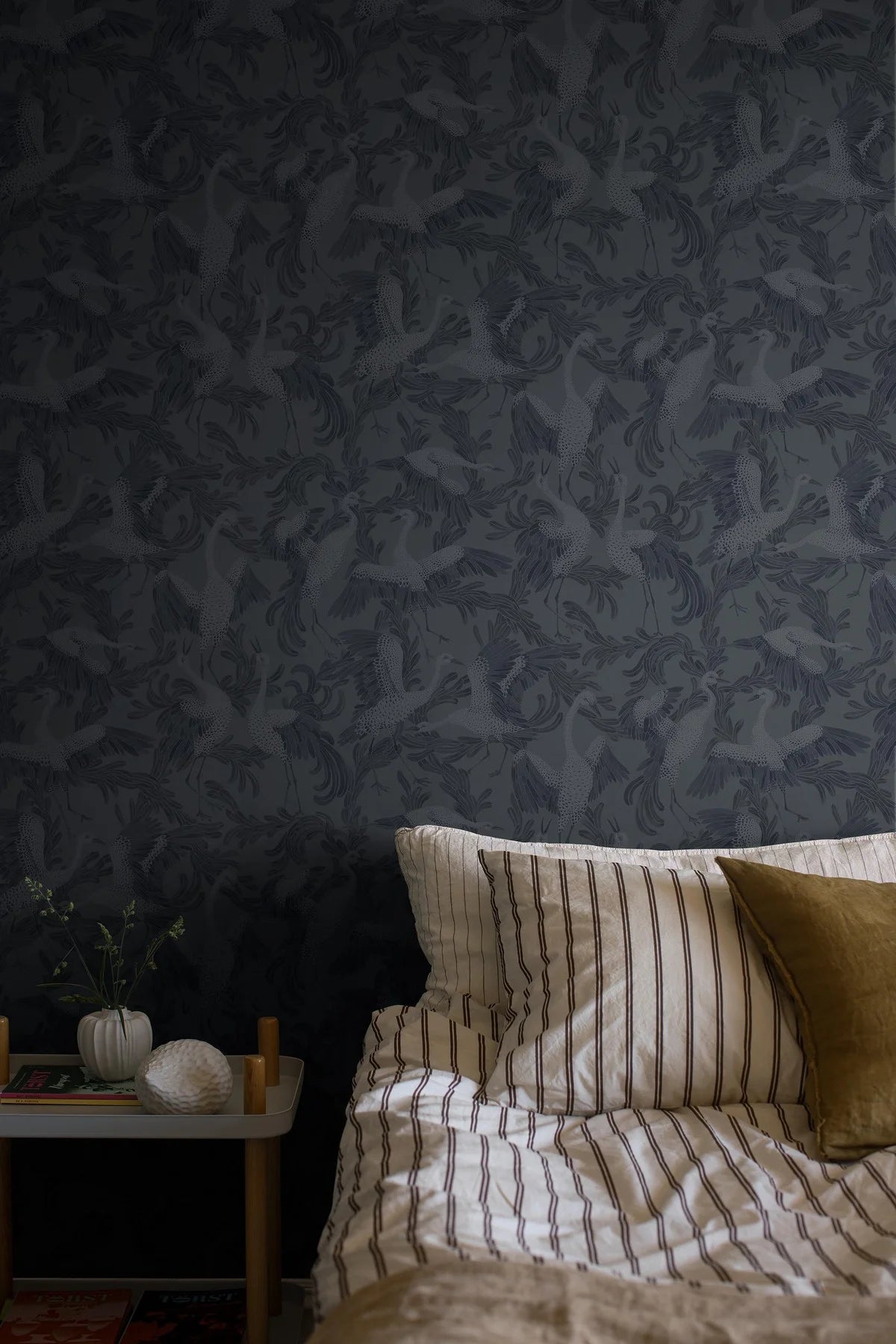 Behang met dierenmotief van dansende kraanvogels donkerblauw