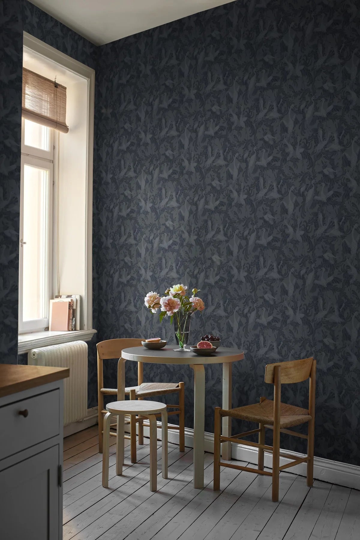 Behang met dierenmotief van dansende kraanvogels donkerblauw