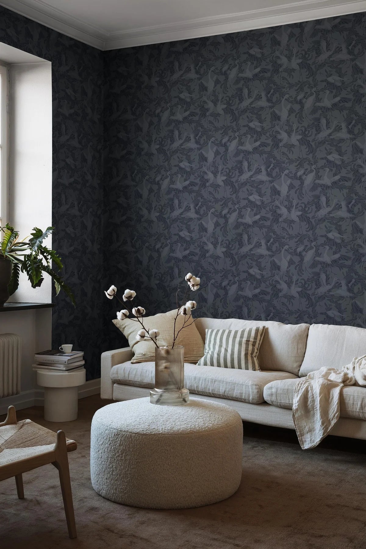 Behang met dierenmotief van dansende kraanvogels donkerblauw