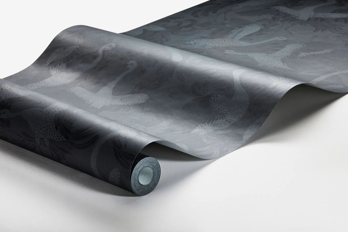 Behang met dierenmotief van dansende kraanvogels donkerblauw