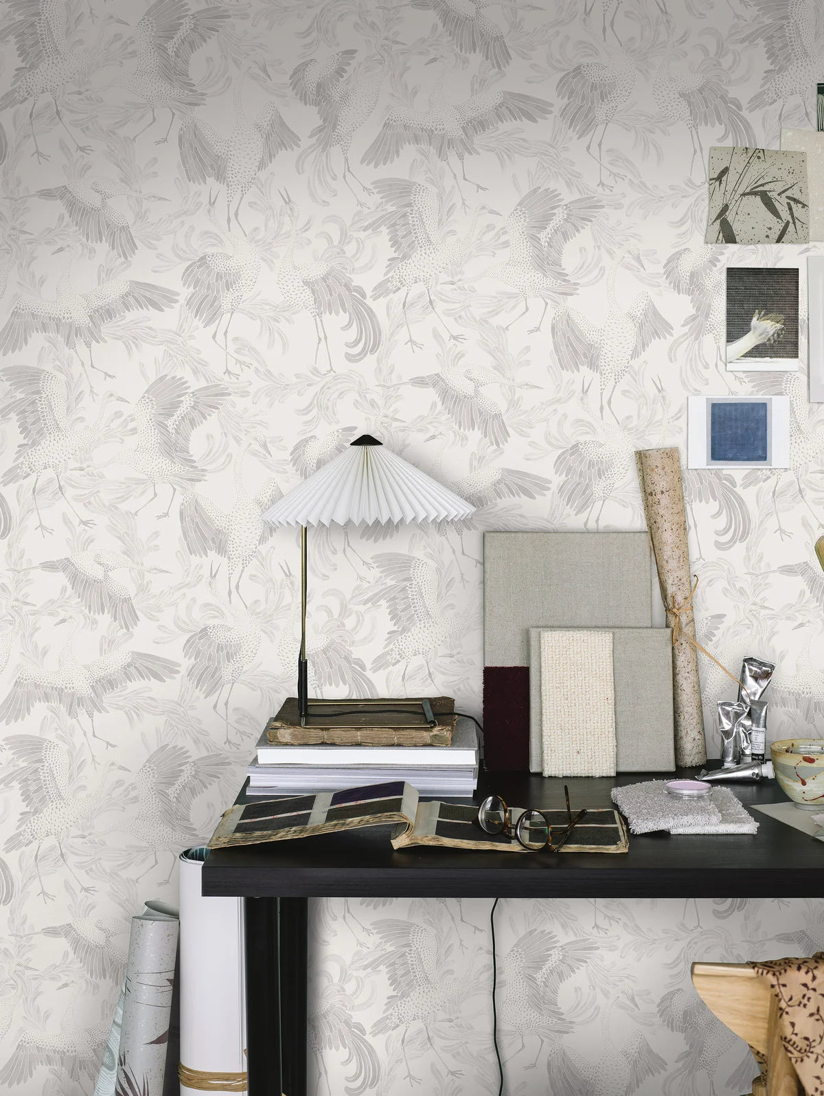 Behang met dierenmotief van dansende kraanvogels wit met grijs