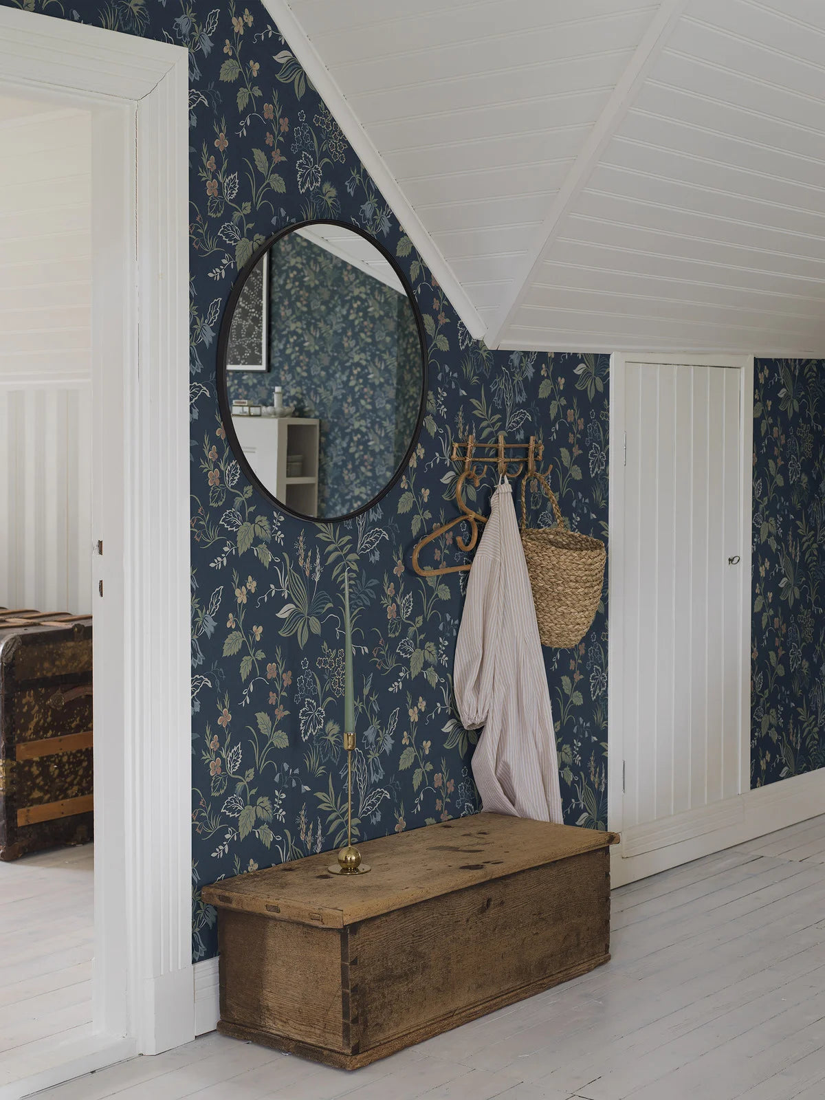 Behang met plantaal motief FOLKLORE marineblauw met groen