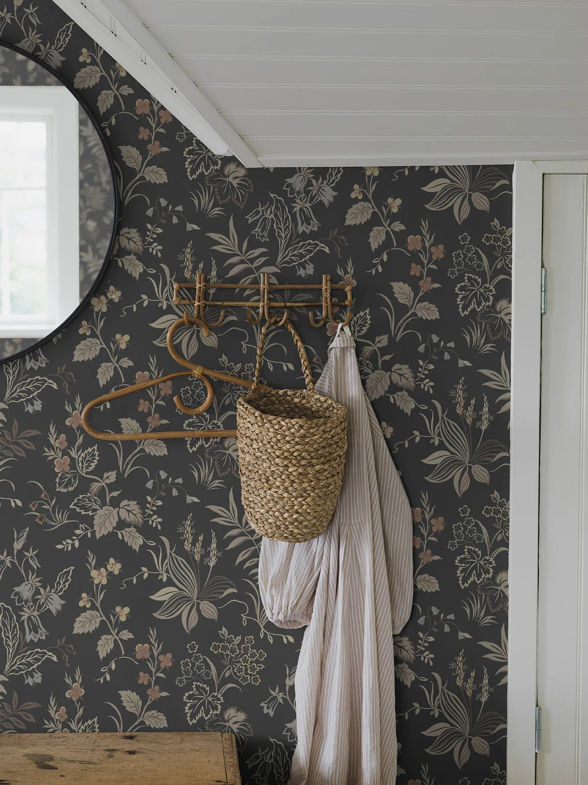 Beige en bruine FOLKLORE behang met plantenmotief