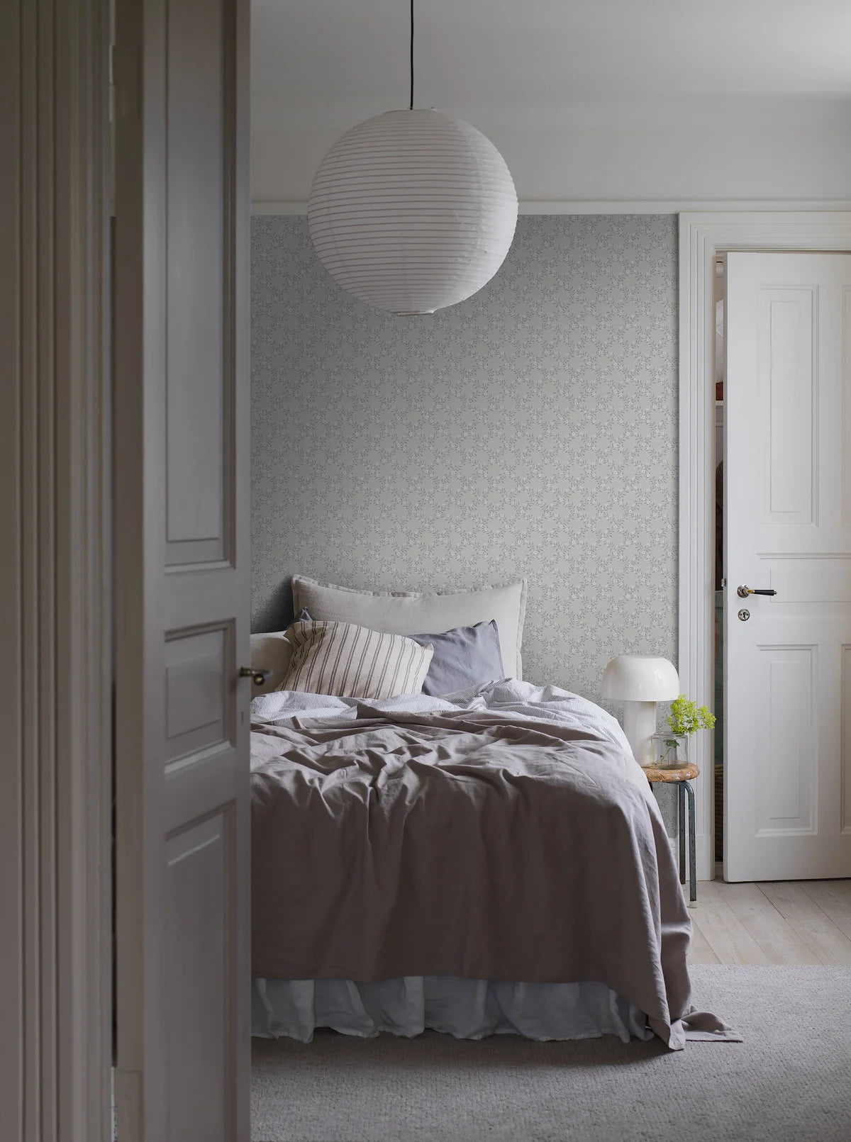 Behang met plantenmotief SOMMARSLÖJA lichtblauw met wit