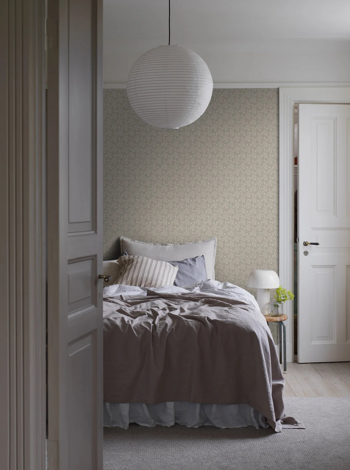 Behang met plantenmotief SOMMARSLÖJA donkerbeige met wit
