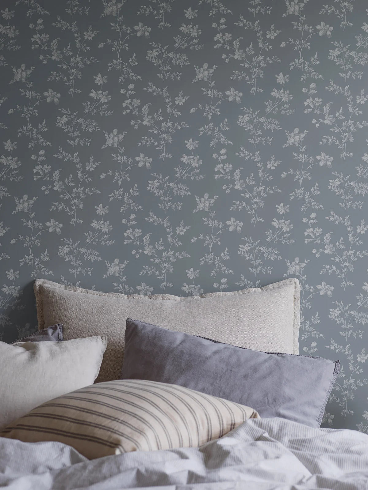 Behang met plantenmotief ÄNGSBLOMMA blauw met wit