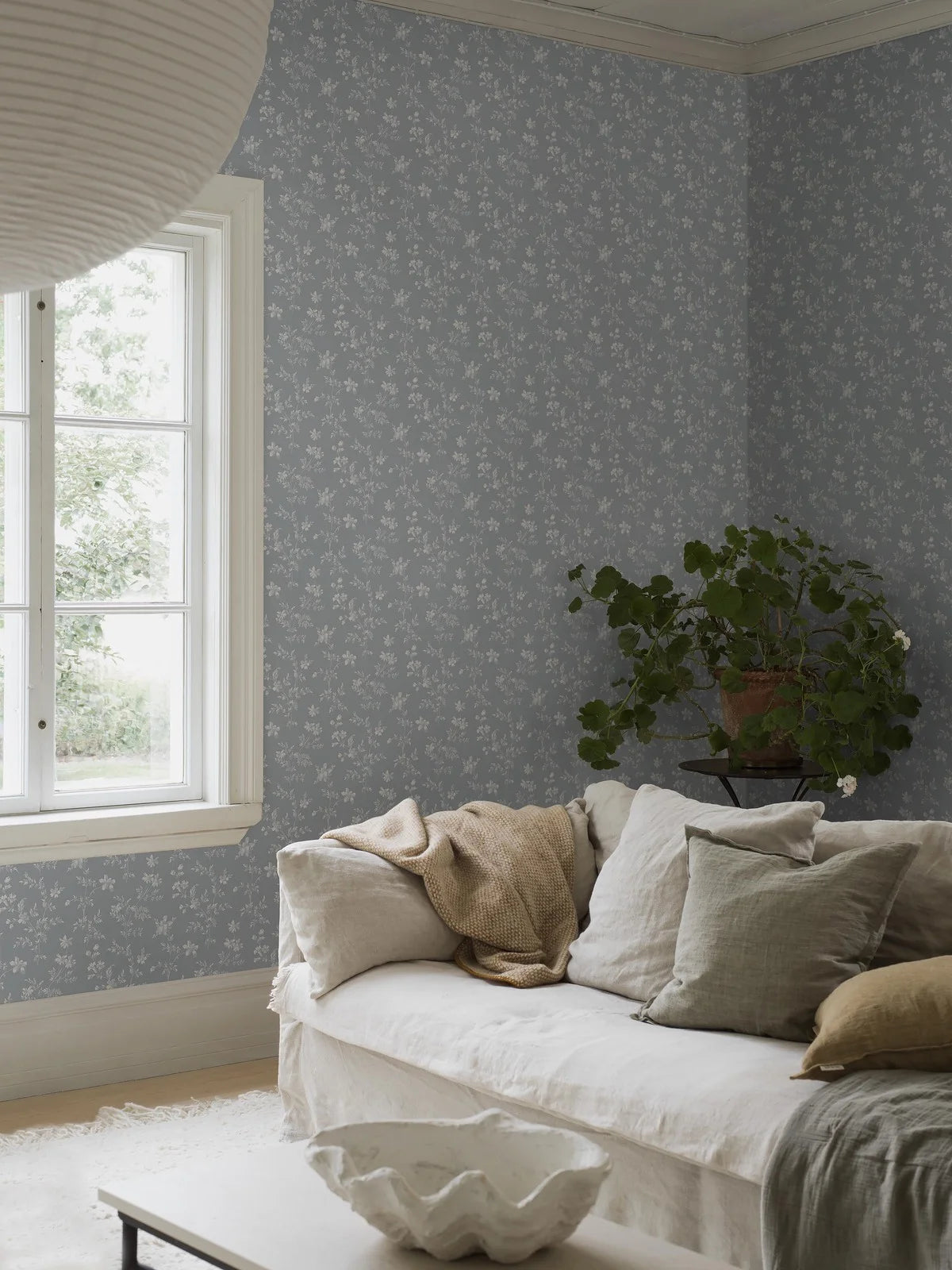 Behang met plantenmotief ÄNGSBLOMMA blauw met wit