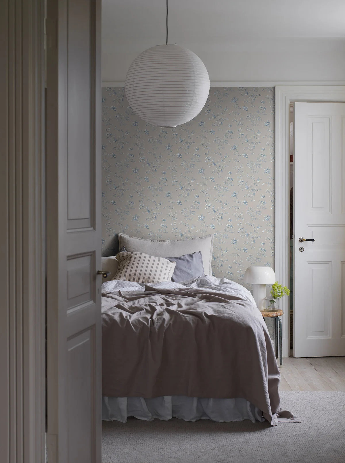 Beige wandtapijt met plantaal motief ÄNGSBLOMMA met blauw