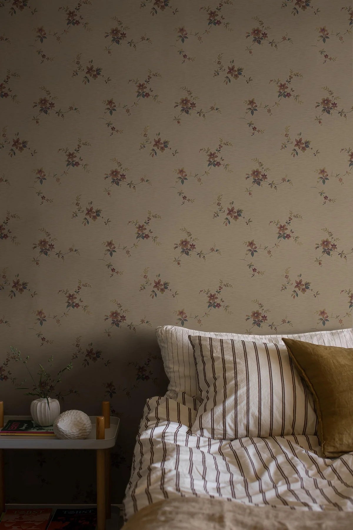 Behang met plantenmotief SAGA bruin met bordeaux