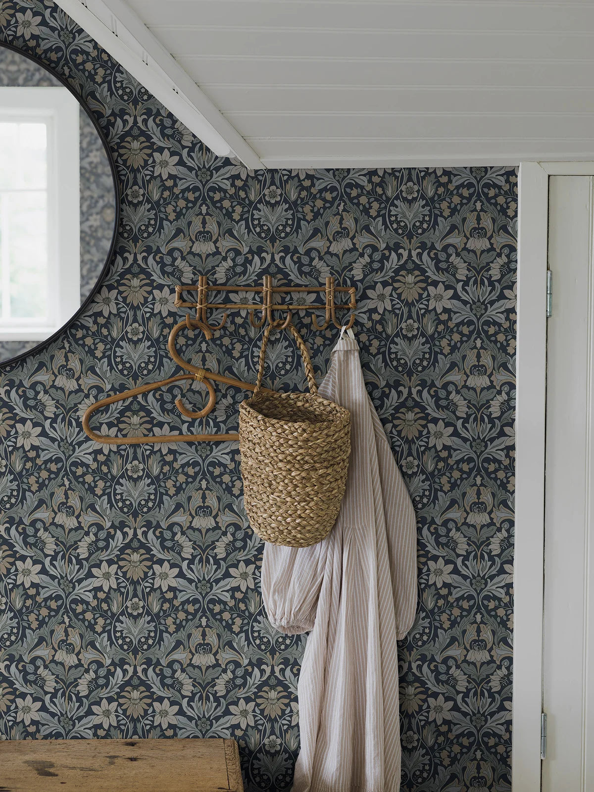 Blauwe BLOMSTERFRÖJD behang met plantenmotief groen