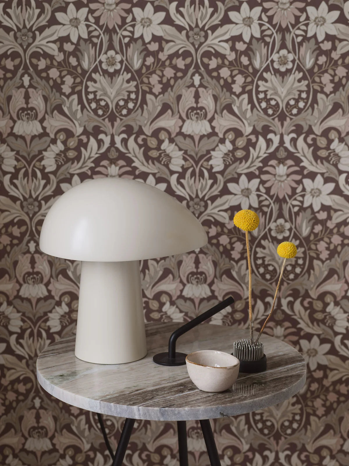 Behang met plantenmotief BLOMSTERFRÖJD bordeauxrood met beige
