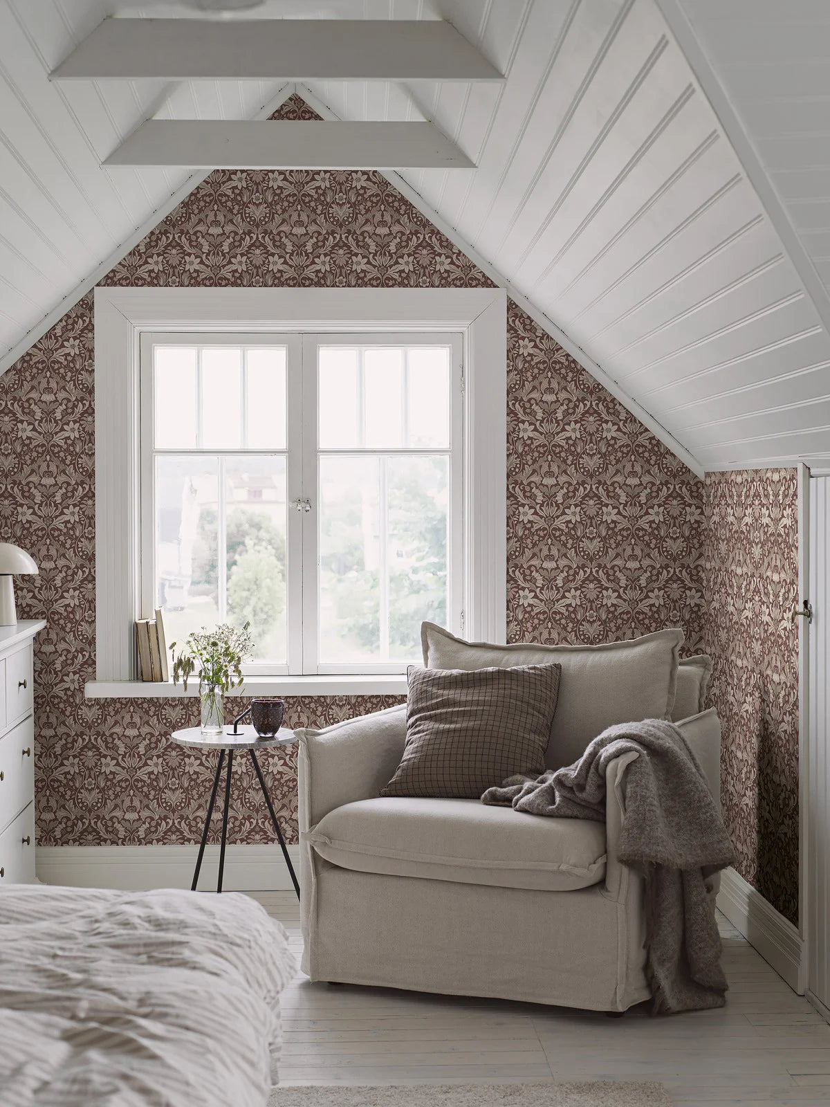 Behang met plantenmotief BLOMSTERFRÖJD bordeauxrood met beige