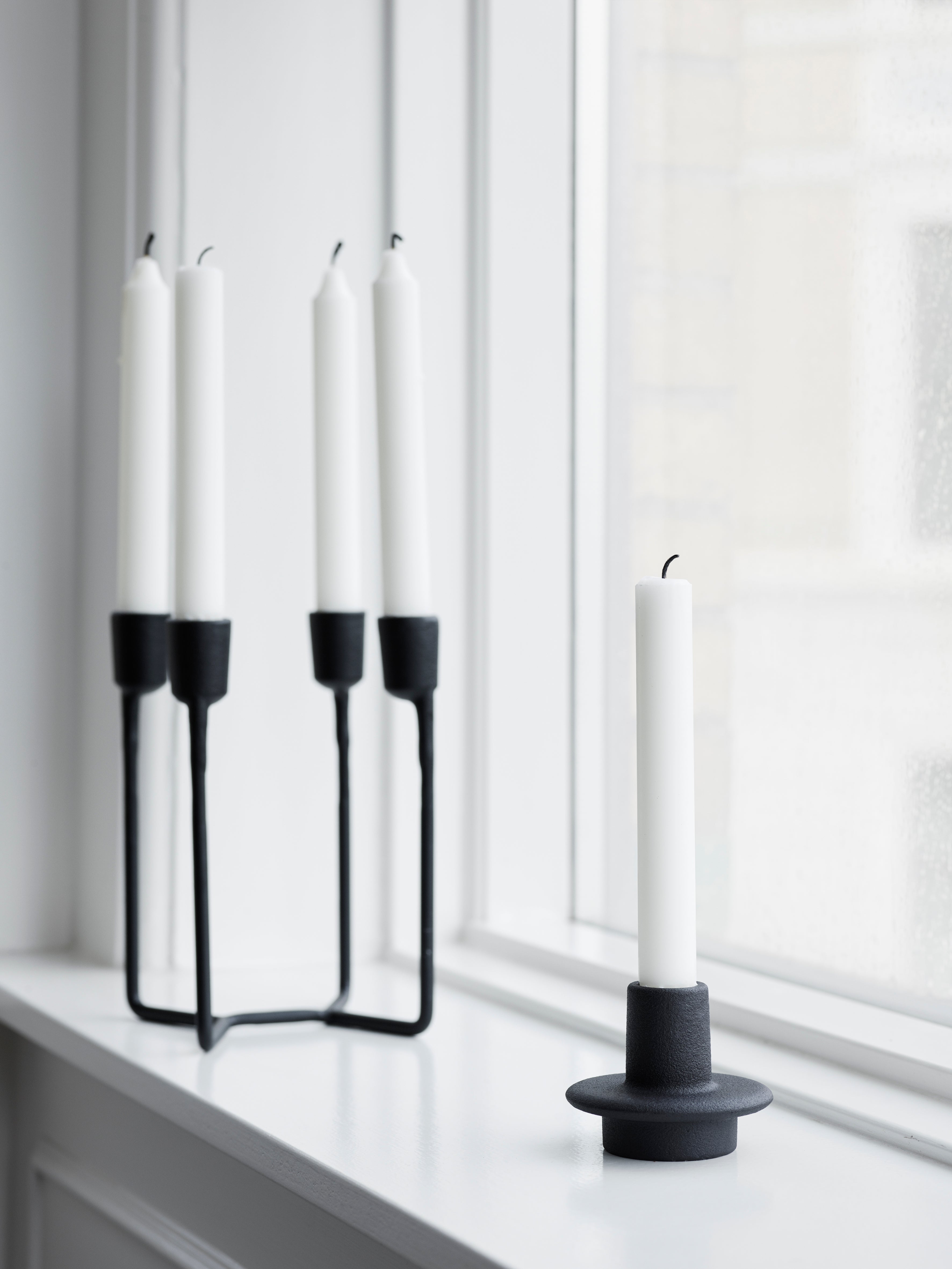 Vierarmiger HEIMA CANDLESTICK Kerzenhalter aus schwarzem Gusseisen
