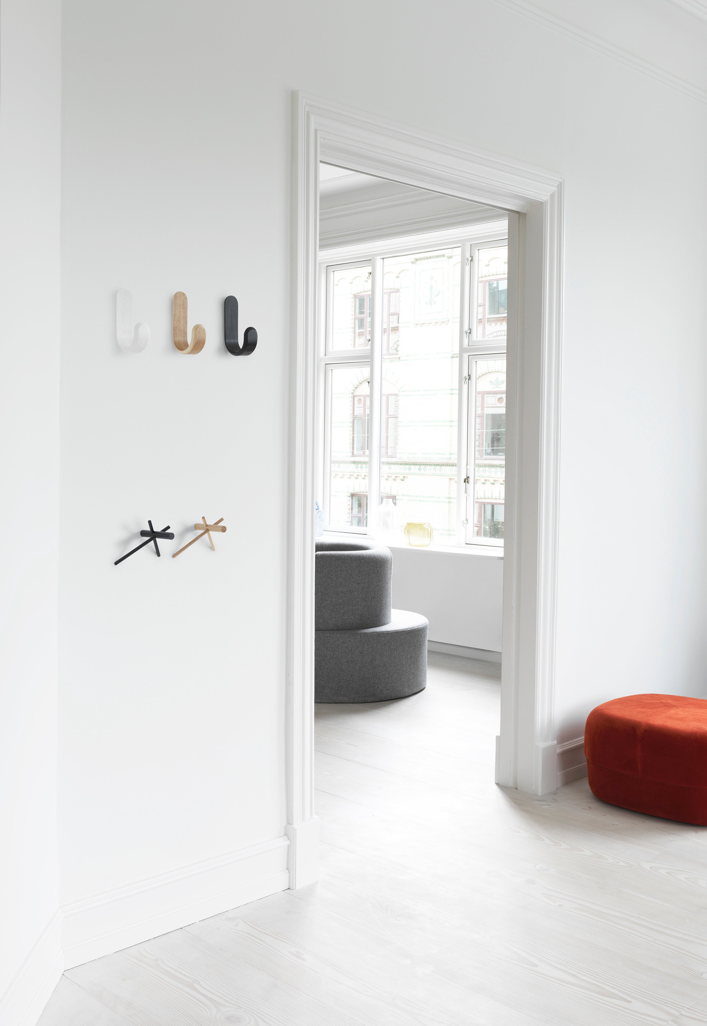 Garderobe CURVE weiß Eschenfurnier