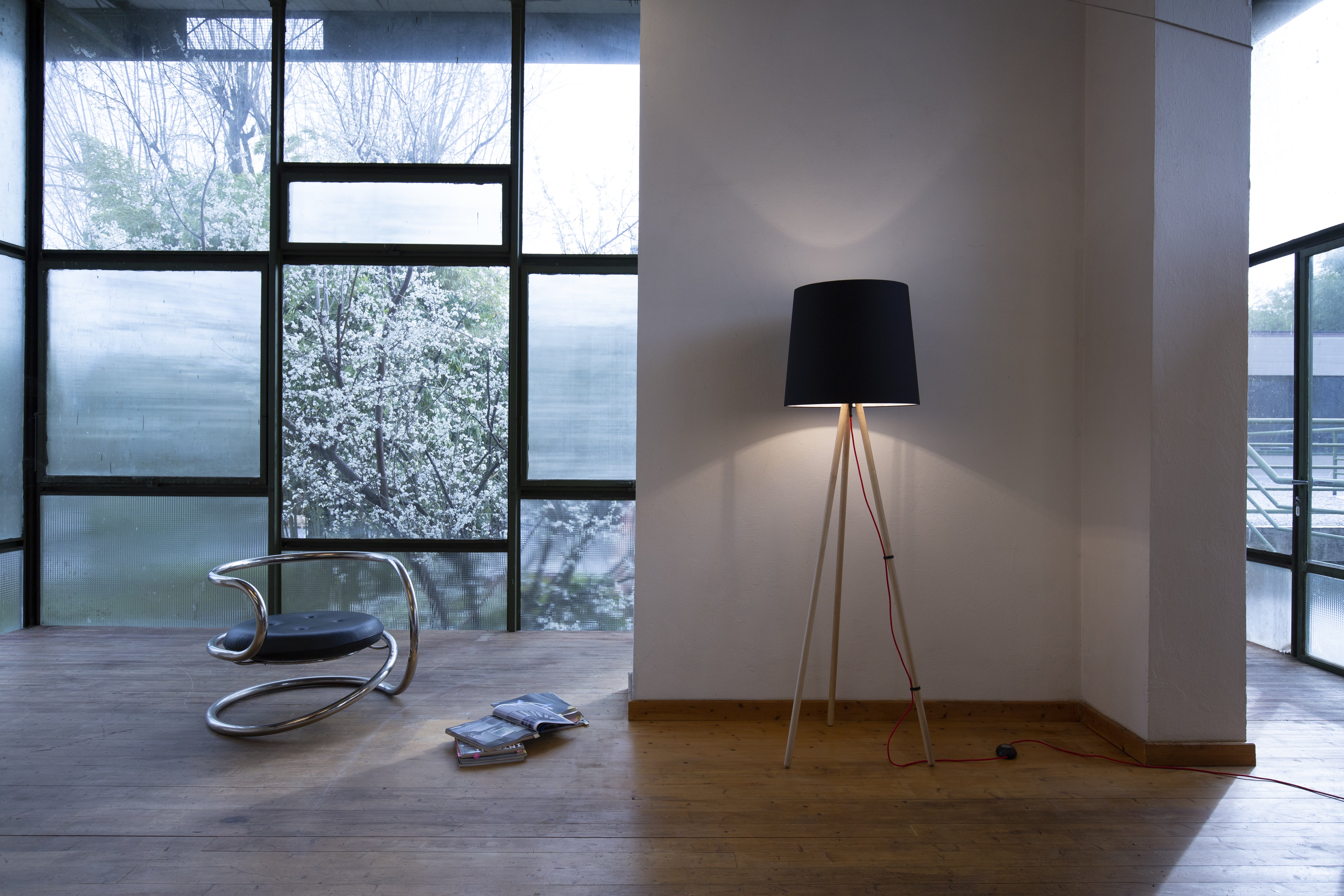Lampa podłogowa EVA biały klosz z aluminiową podstawą