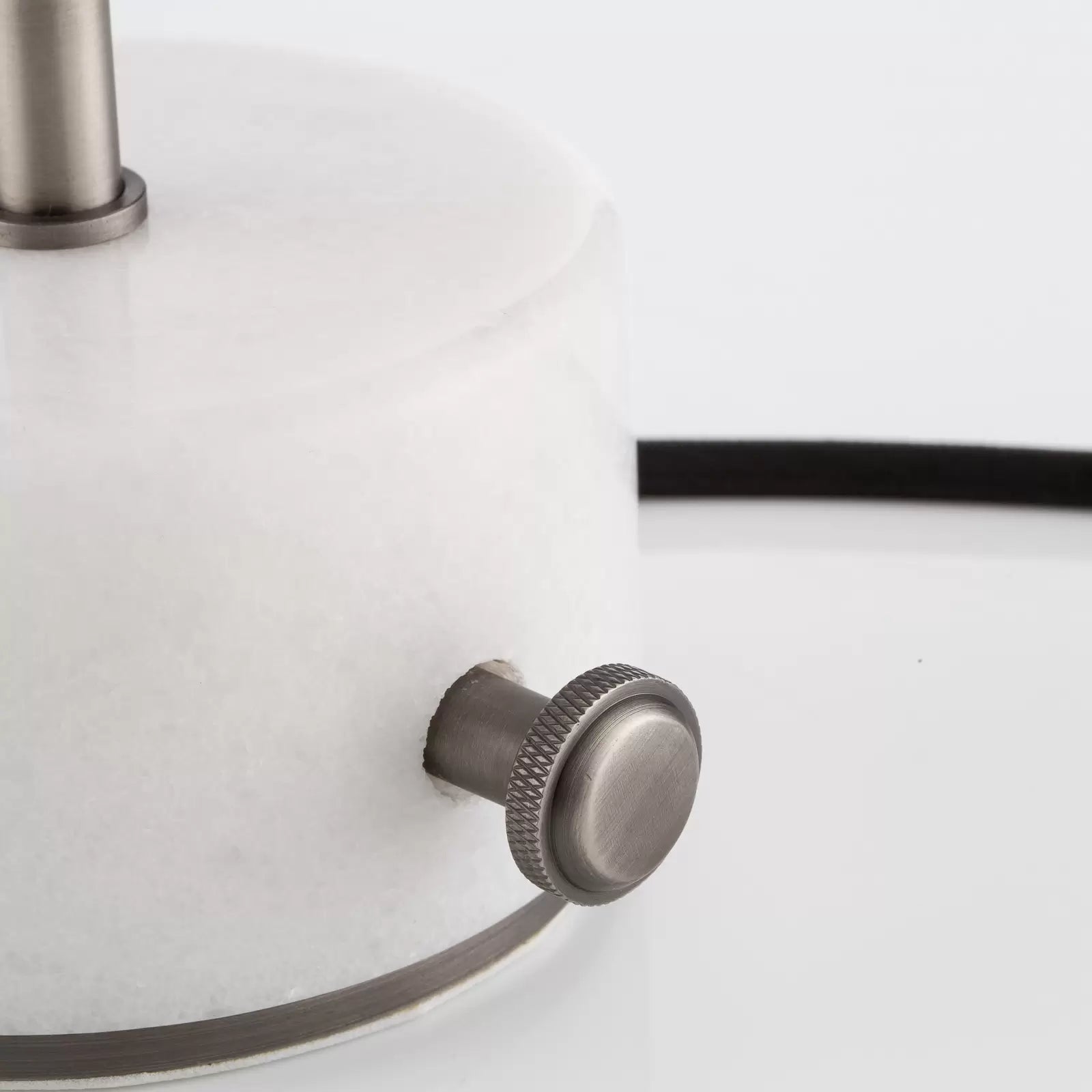 Chanpen Diamant White table lamp with a silver base