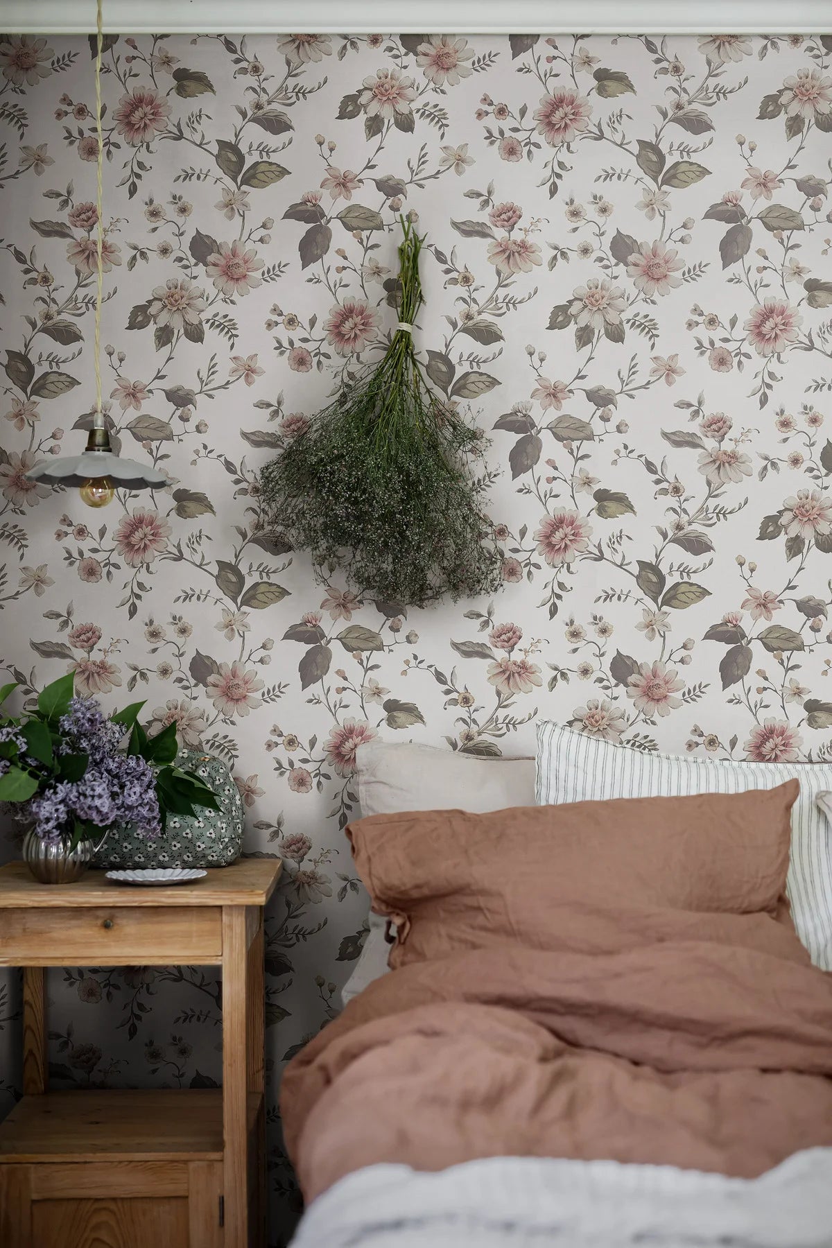 Structural mural with a floral pattern of flowers MARION’S white with pink