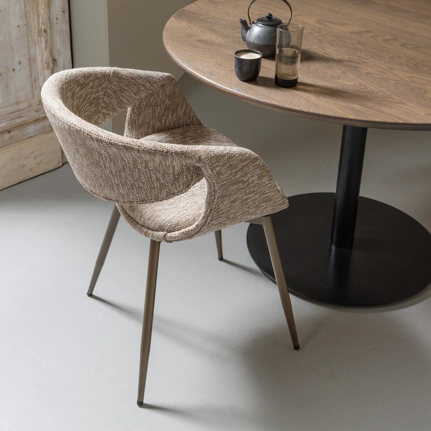 YOSSI fauteuil met armleuningen beige met een bruine metalen basis