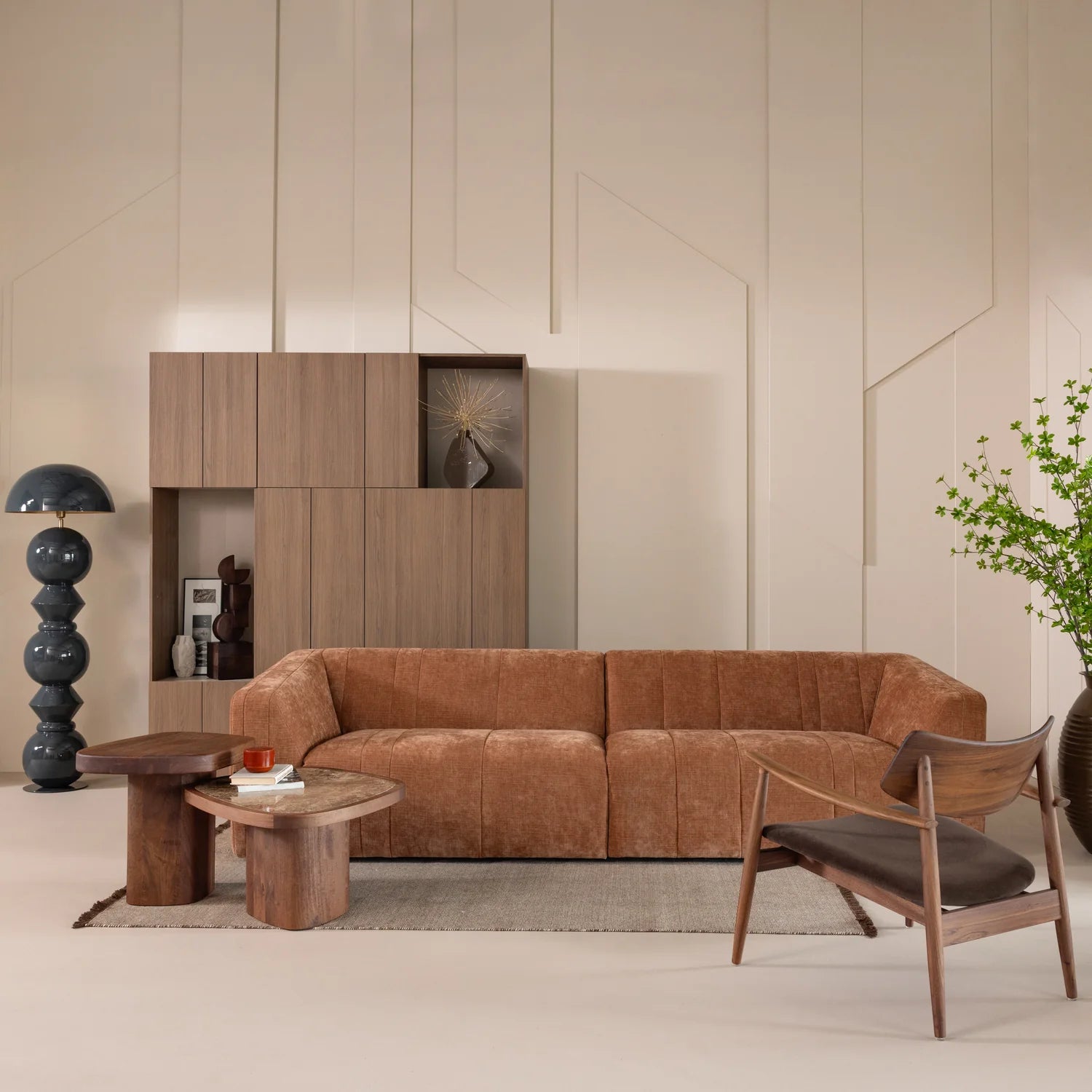 Fauteuil BASK met bruin zitvlak en notenhouten basis