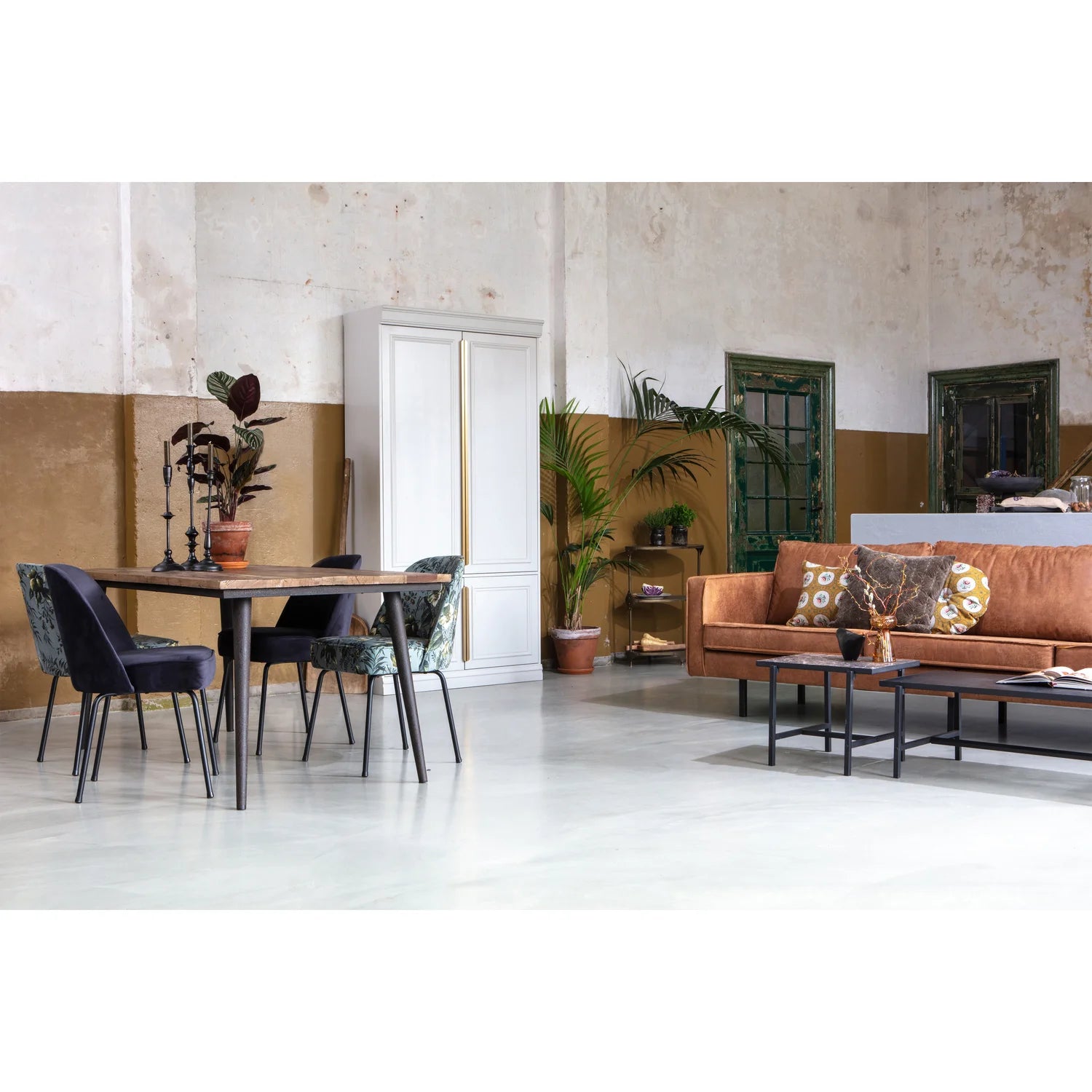 Tischgilde Holz mit einer schwarzen Metallbasis