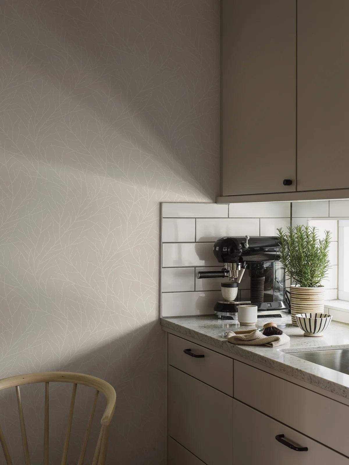 Papieren vliesbehang met plantaal patroon IVAR beige