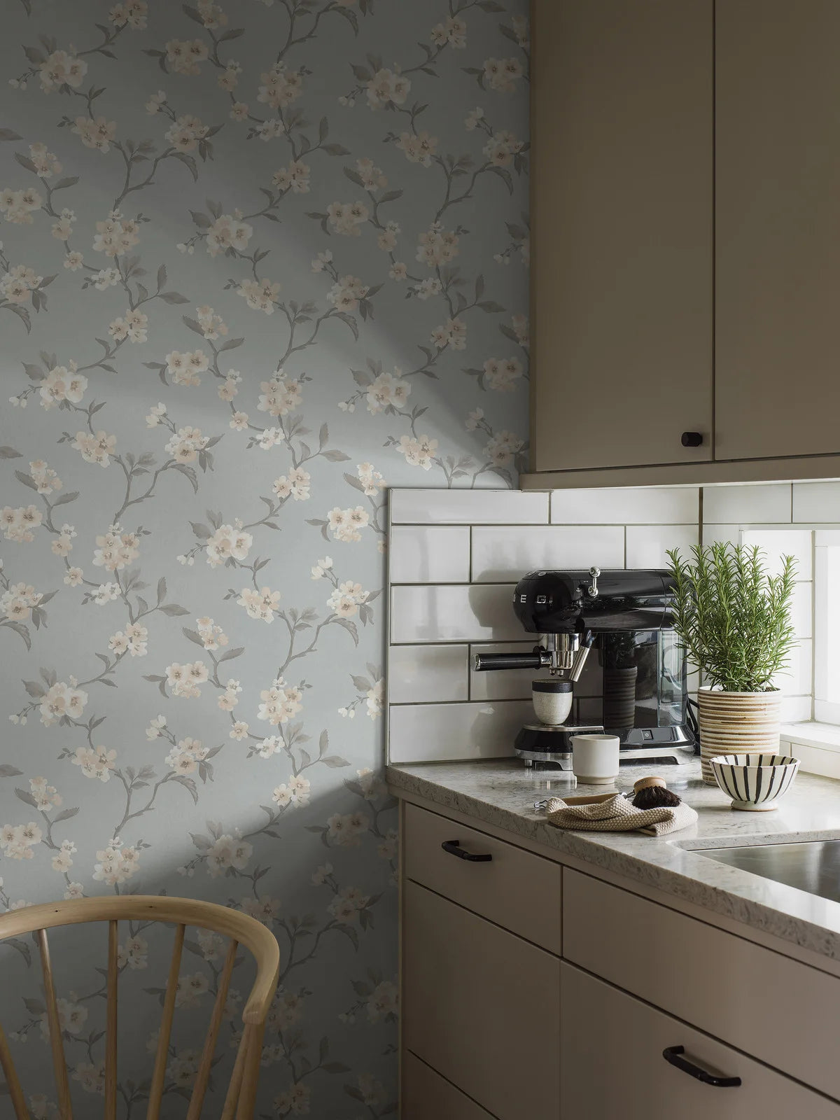 Papieren vliesbehang met plantaal patroon MARIE blauw met crème