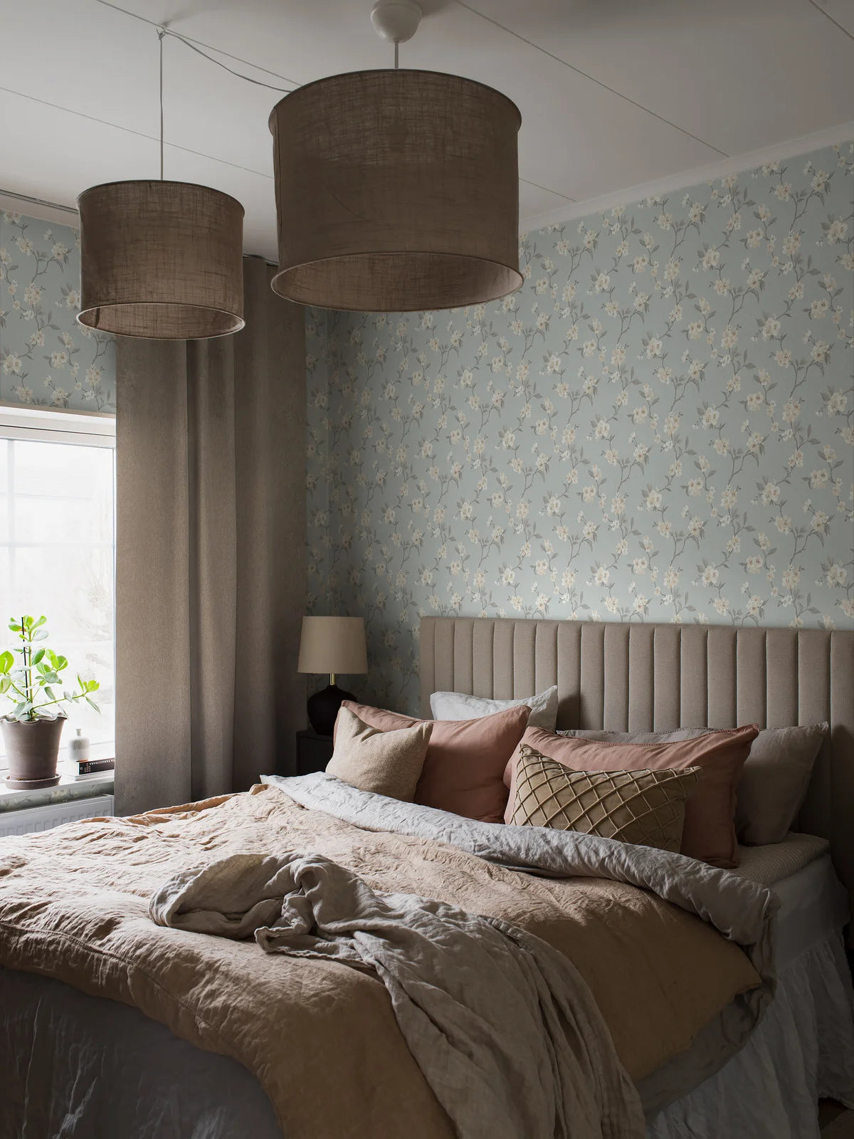 Papieren vliesbehang met plantaal patroon MARIE blauw met crème