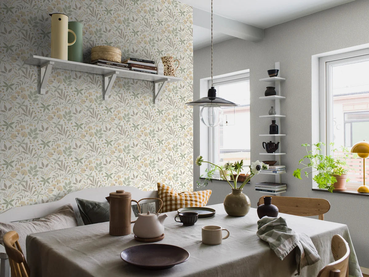 VILMA Vlies-Tapete mit pflanzlichem Muster in hellbeige mit grün und gelb