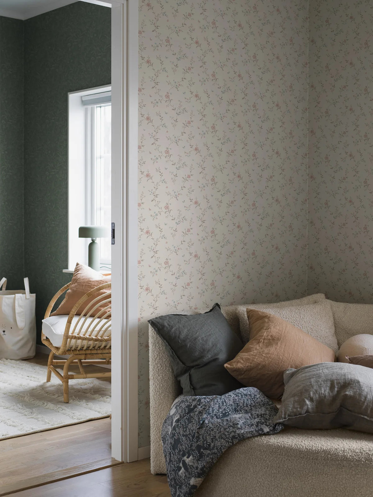 Vliesbehang met plantaal patroon VIKTORIA beige met groen