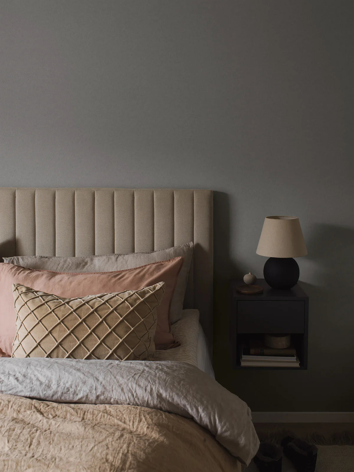 Non-woven paper wallpaper mimicking stone KIM dark gray