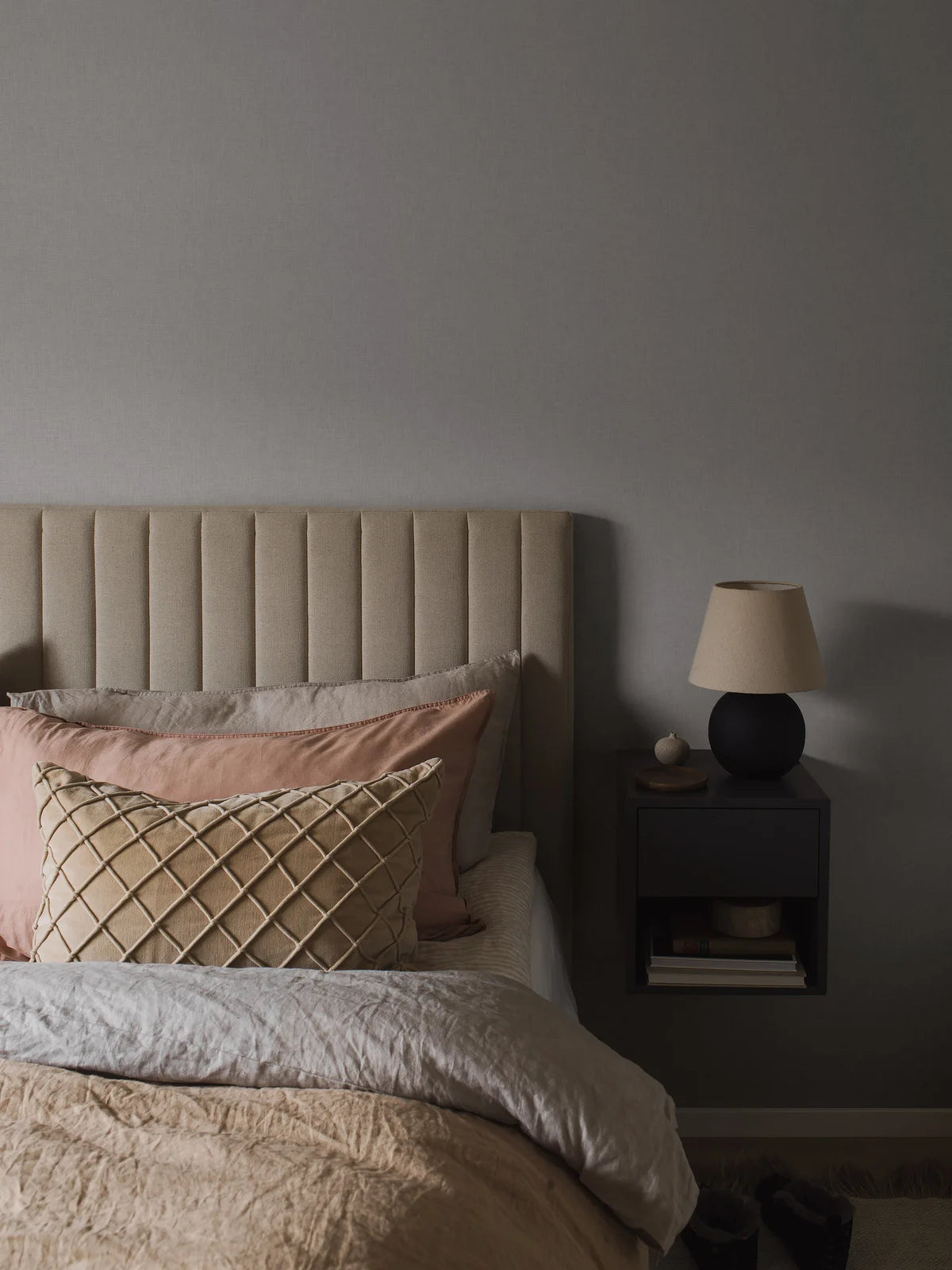 Vega donkergrijze structuurvliesbehang