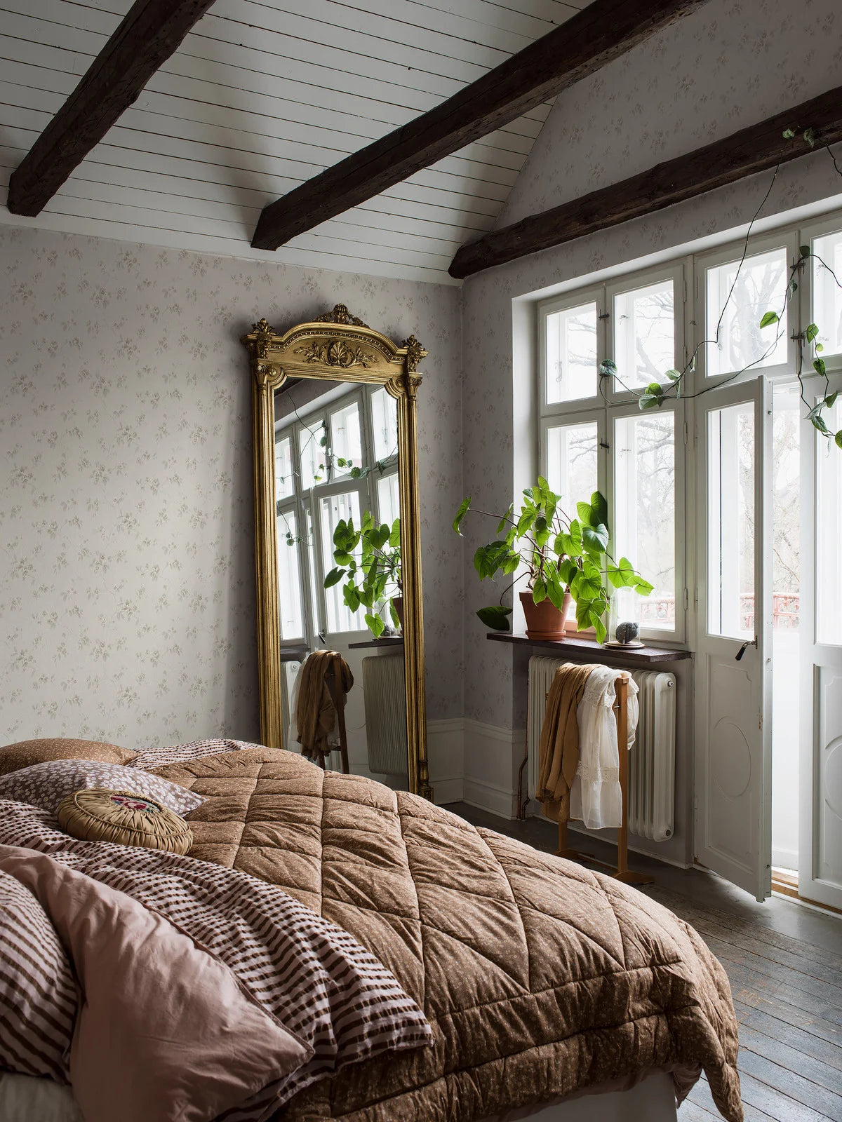 Vlies-Tapete mit Pflanzenmuster VINTAGE ROSE hellbeige