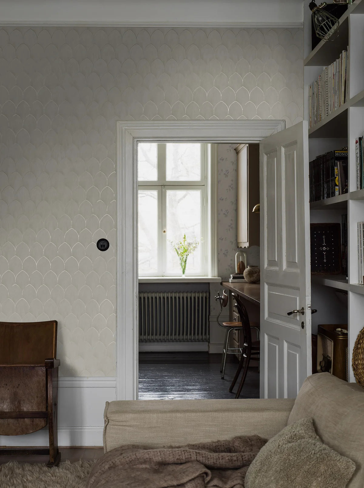 Behang met geometrisch patroon van bogen Gouden Bogen gebroken wit