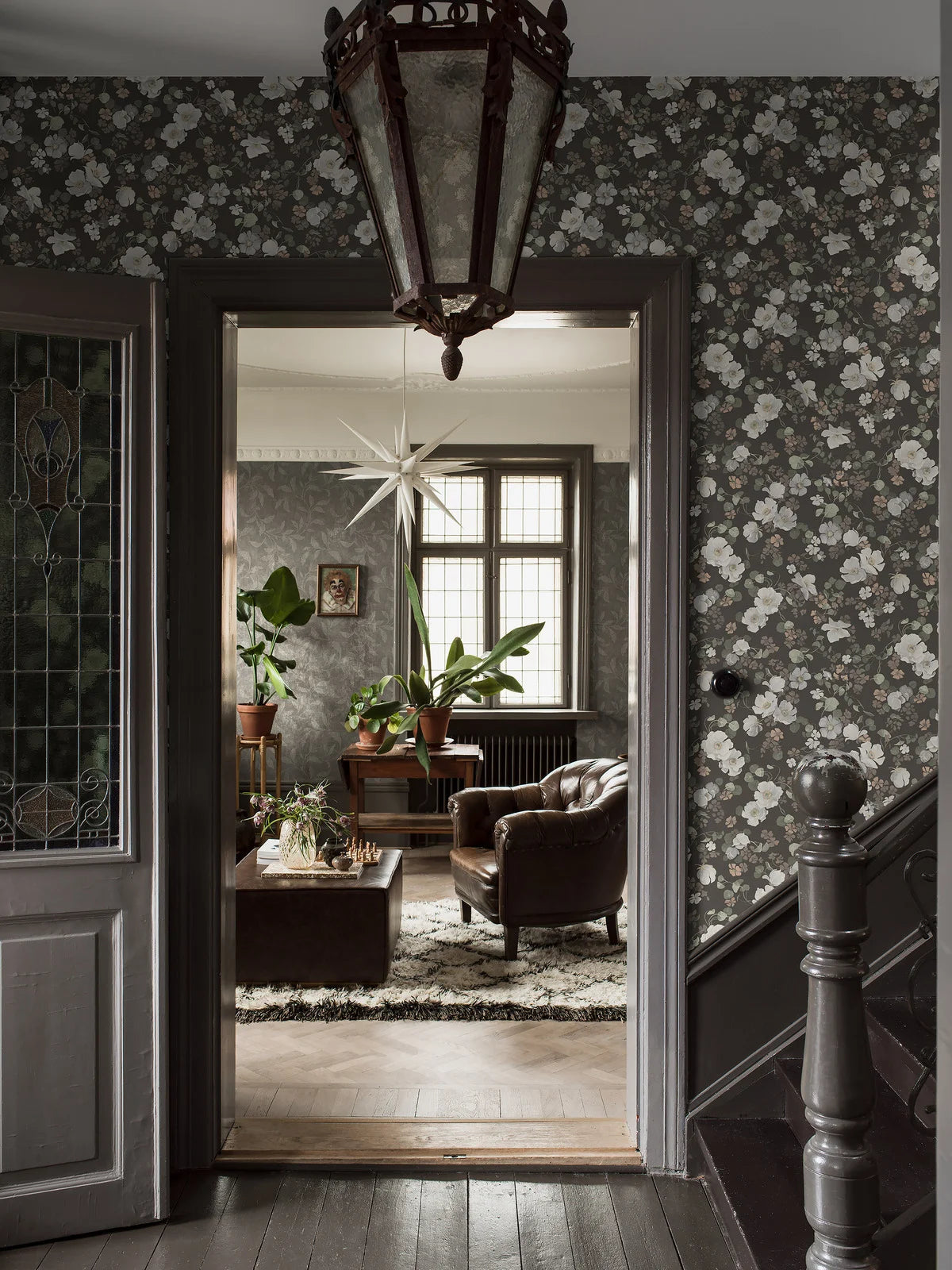 Vliesbehang met een plantaal patroon BETOVERENDE BLOEM bruin met wit