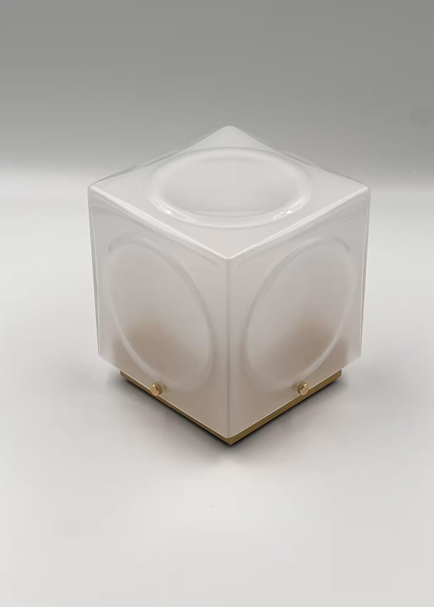 Draagbare lamp CHANT met een matte kap en een gouden voet.