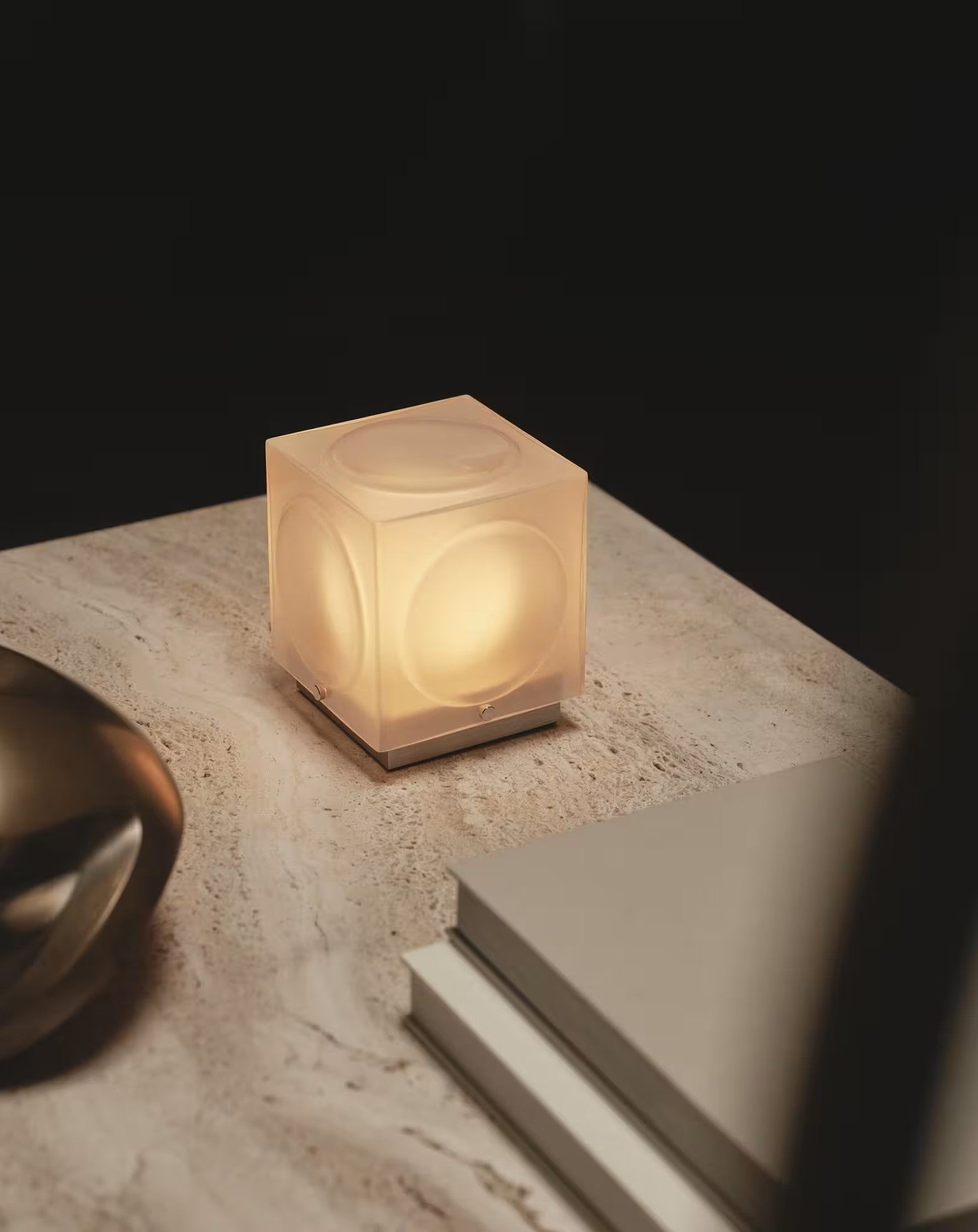 Draagbare lamp CHANT met een matte kap en een gouden voet.