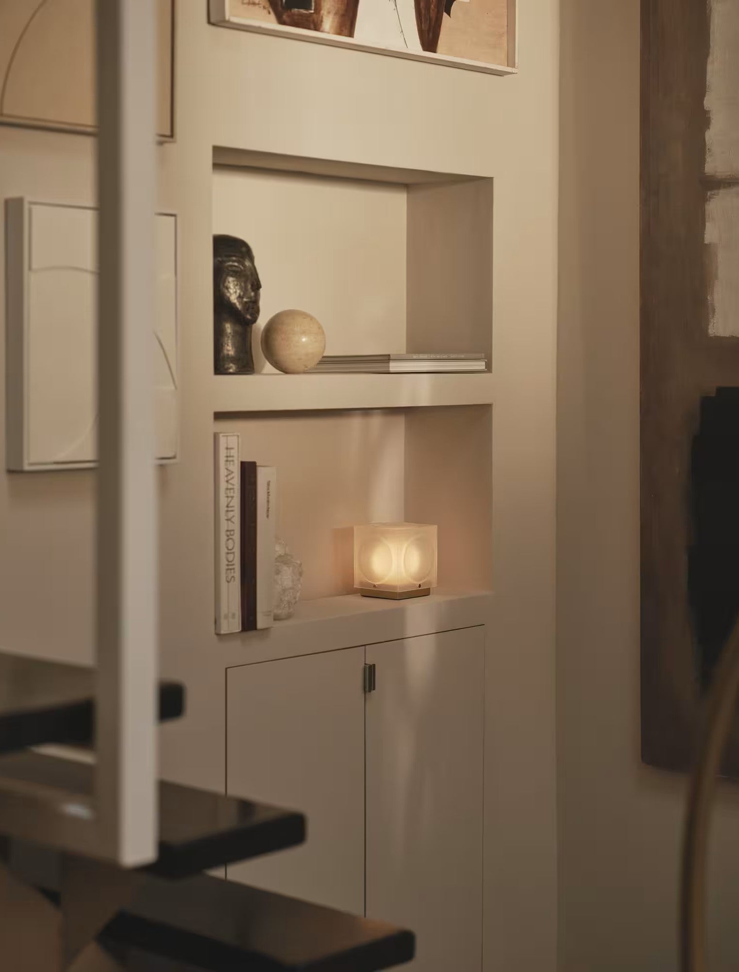 Draagbare lamp CHANT met een matte kap en een gouden voet.