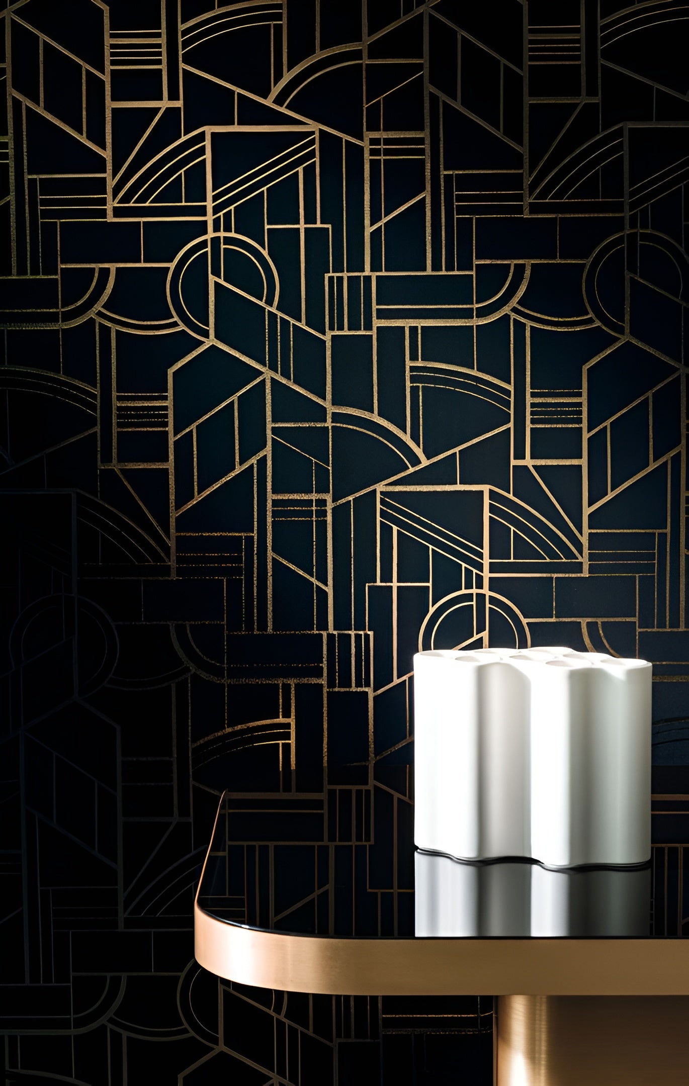 Textil-Tapete in metallischer Ausführung mit geometrischem Art-Déco-Motiv REIMS - AMBRE goldfarben mit Weiß