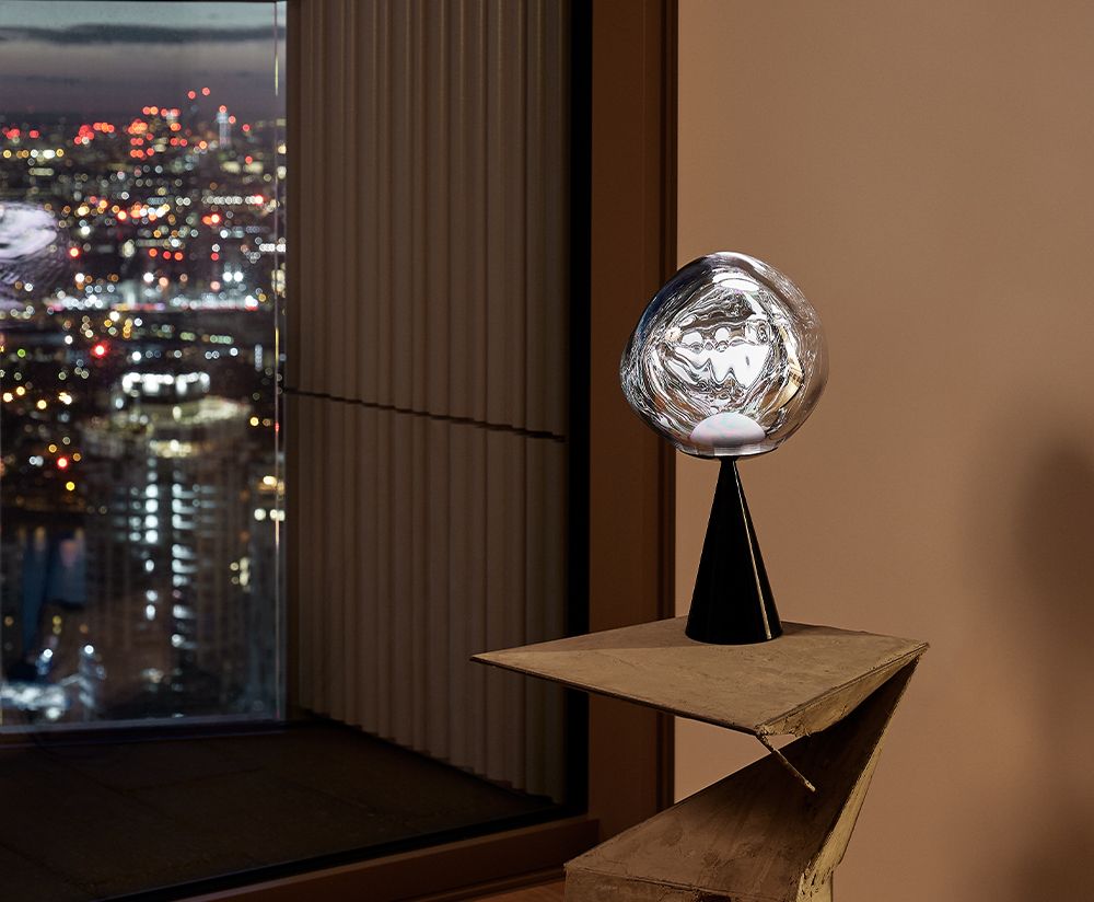 Silbertischlampe mit einer schwarzen Basis schmelzen