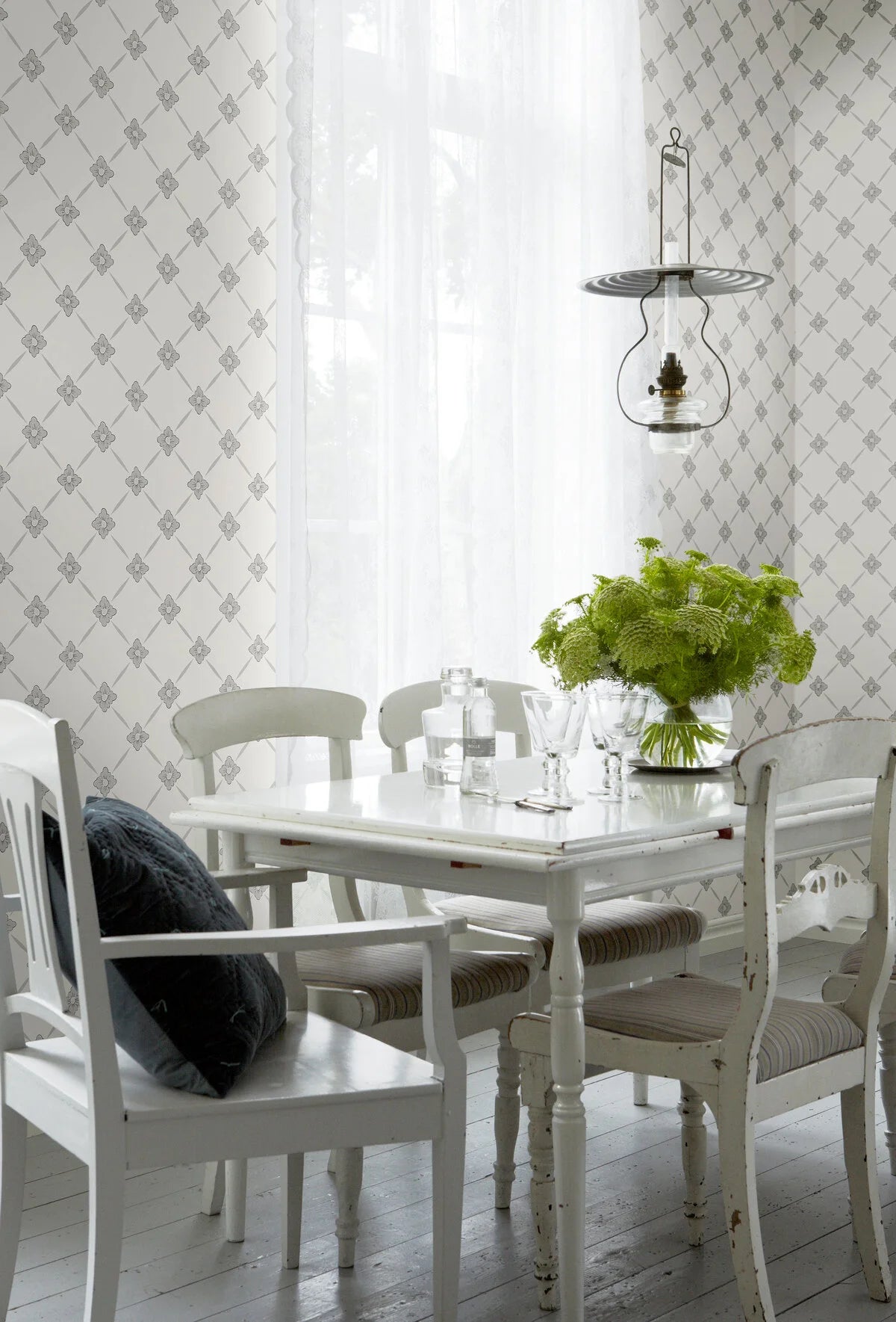 Vliesbehang van papier met een plantaal patroon LINNÉ warm wit met grijsbeige