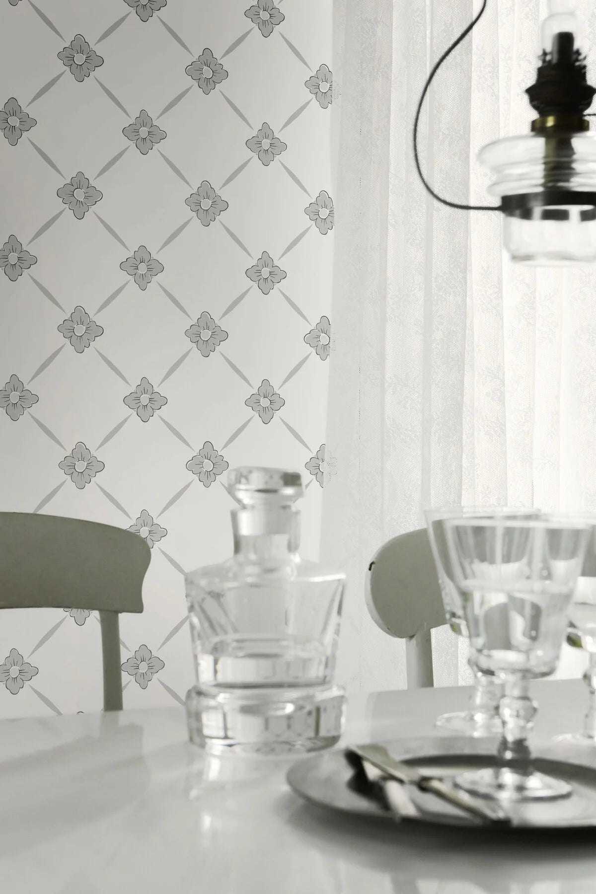 Vliesbehang van papier met een plantaal patroon LINNÉ warm wit met grijsbeige