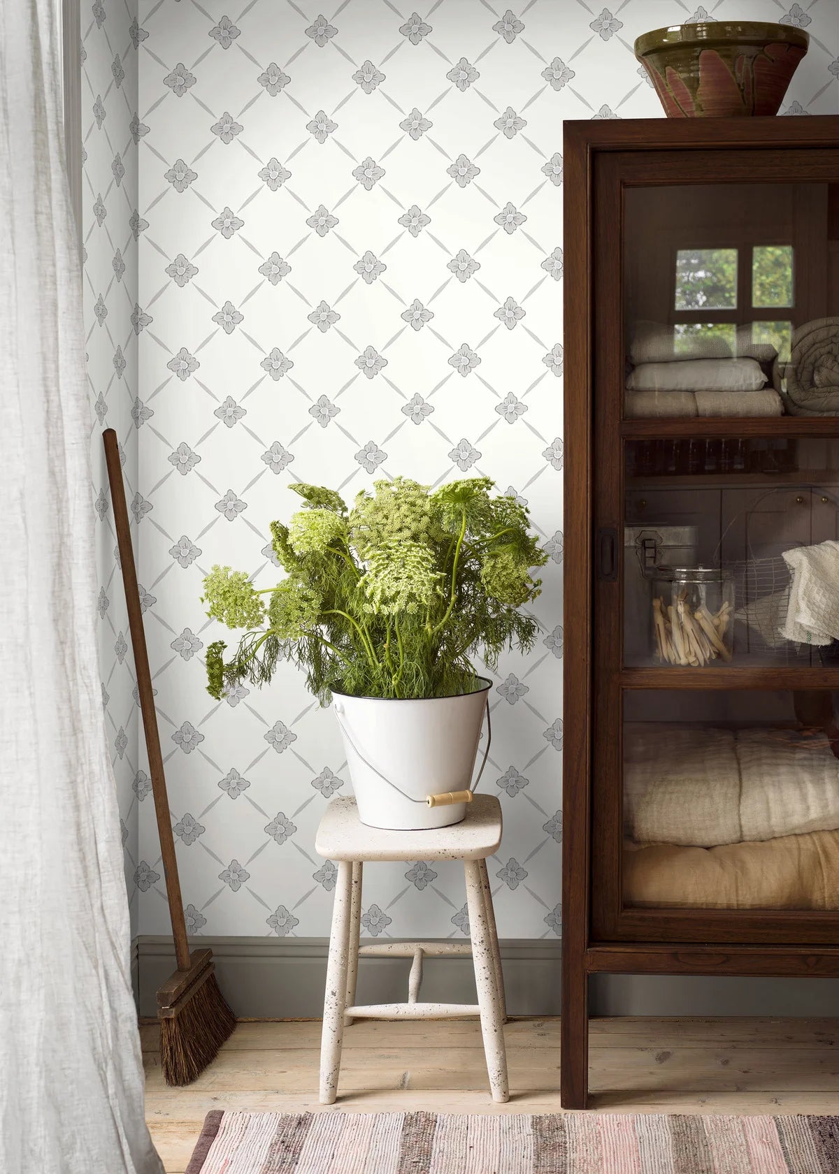 Vliesbehang van papier met een plantaal patroon LINNÉ warm wit met grijsbeige