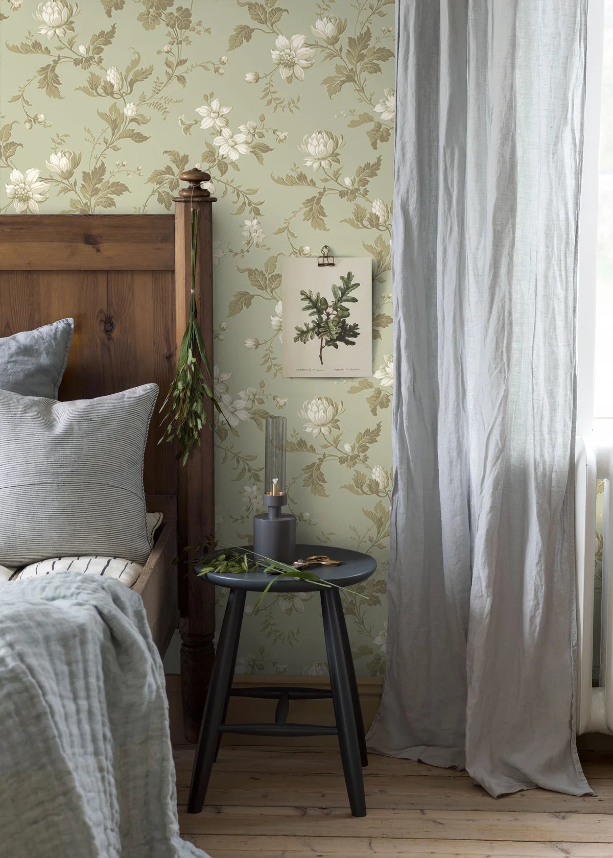 Vliesbehang met plantaal patroon BLOMSLINGA groen met wit