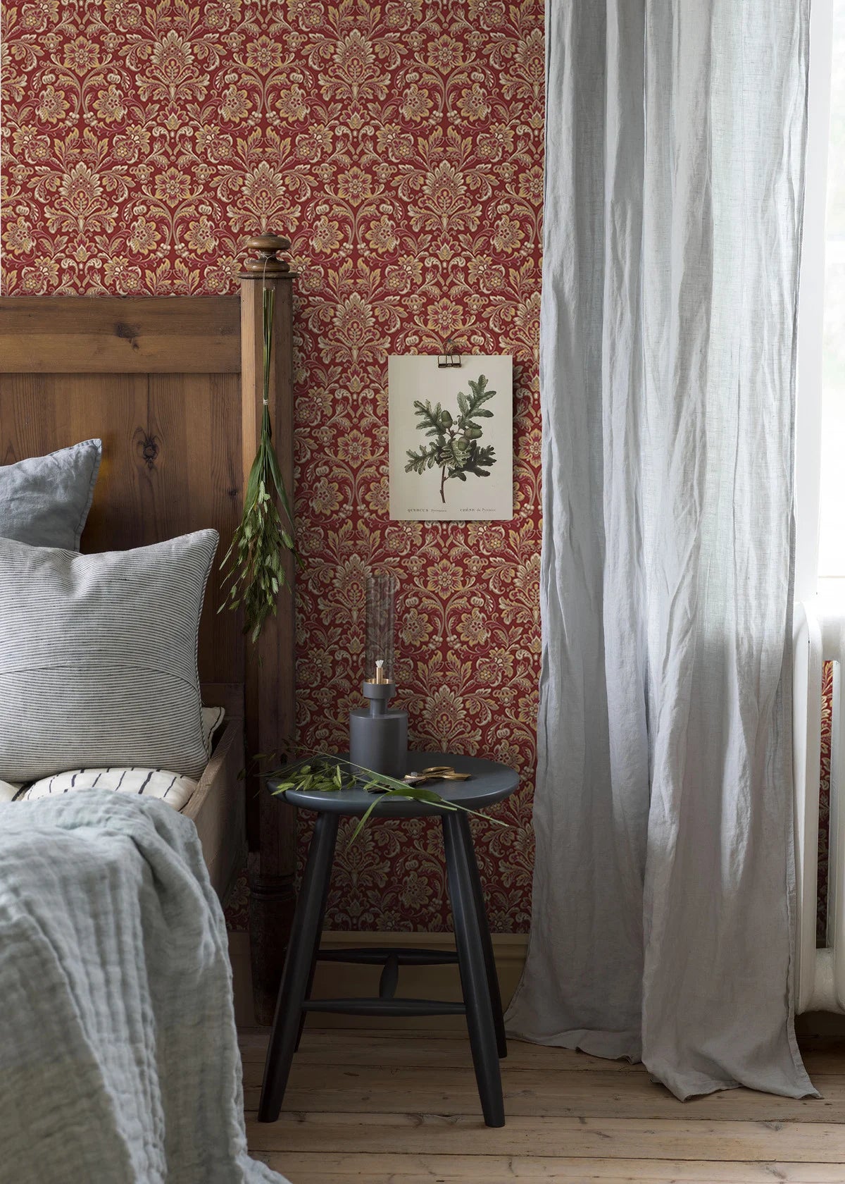 Vliesbehang van papier met plantaal patroon FOGLAVIK bordeaux met goud