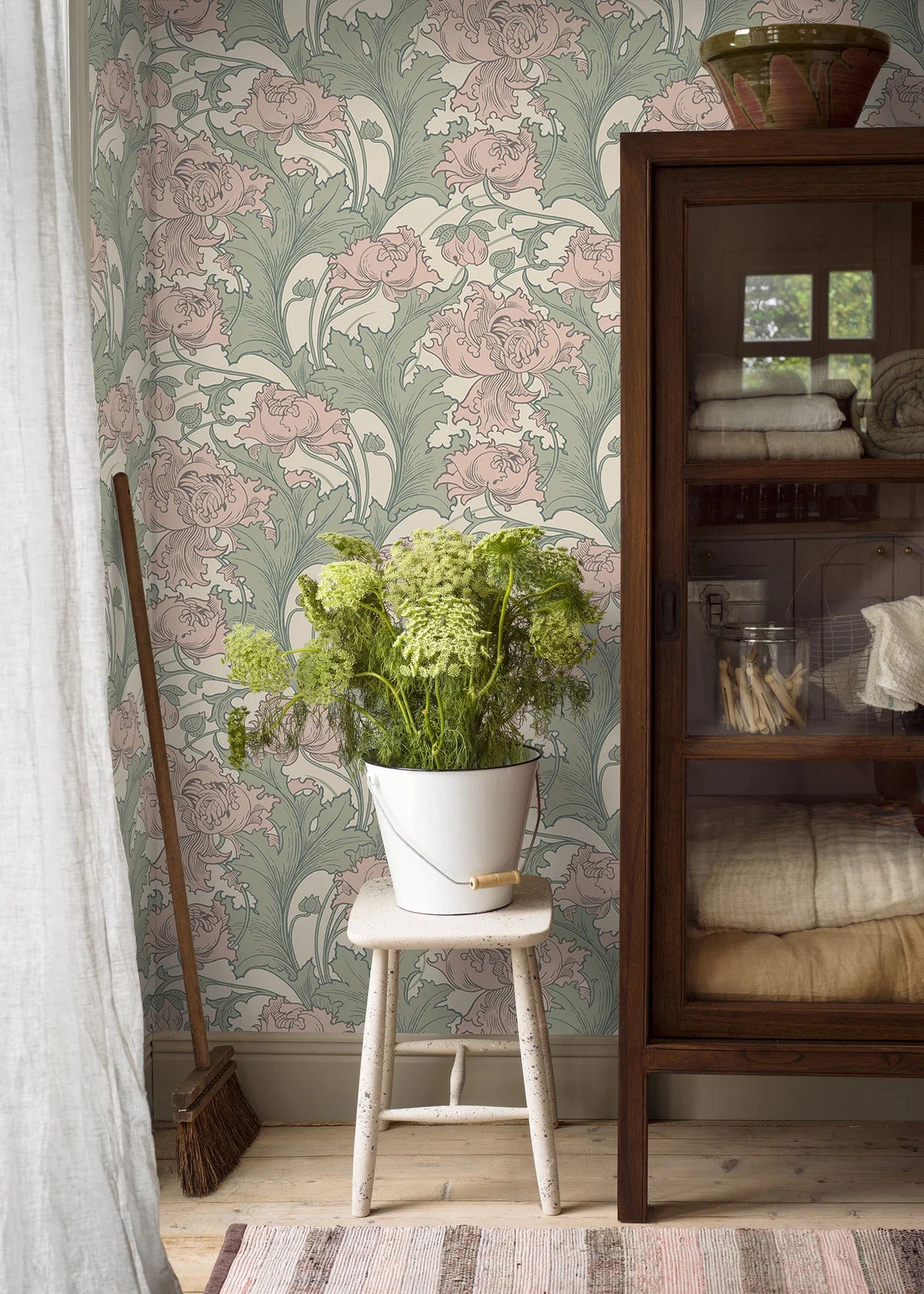 Vliesbehang met plantaal patroon SIRI pastelroze met beige en groen
